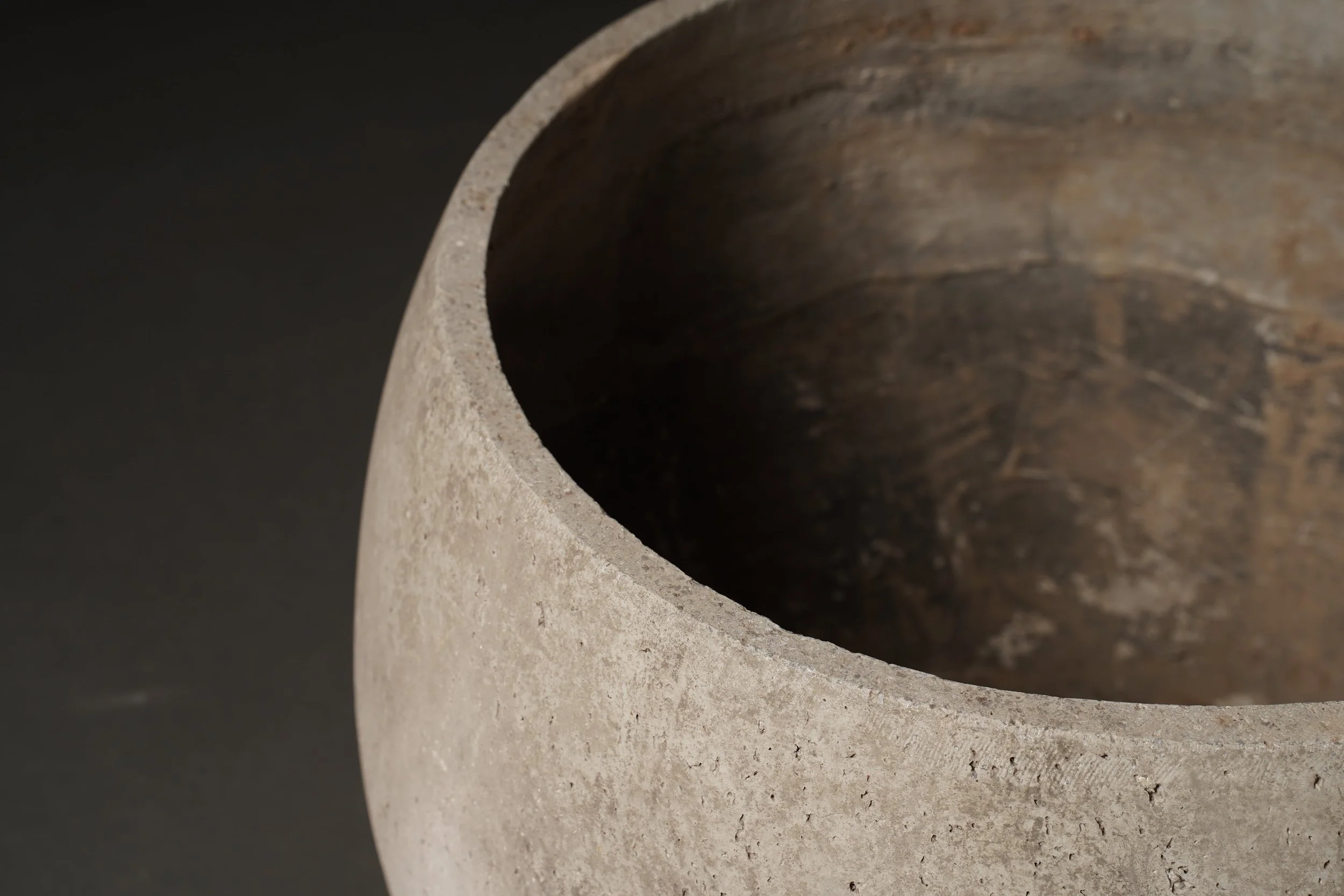 IG20975 Vintage French Planter With Weathered Patina 21''D x 16.5''H (24)-min.JPG