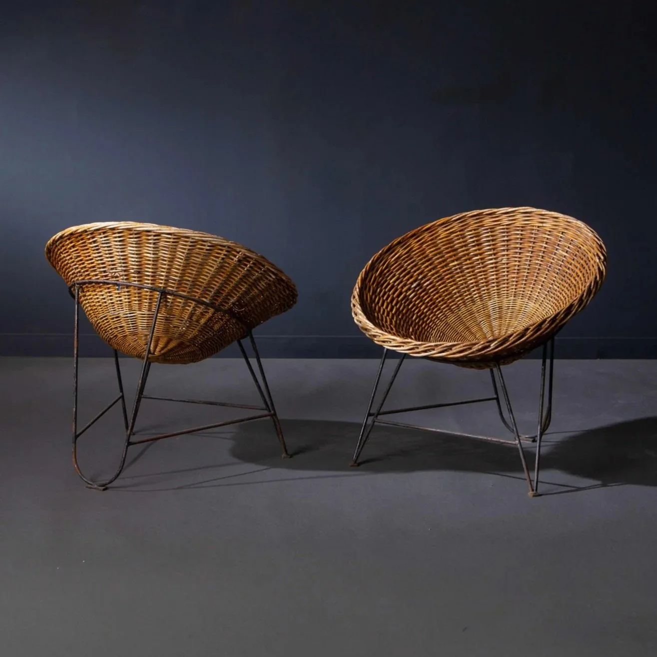 WICKER CHAIR ON IRON STAND