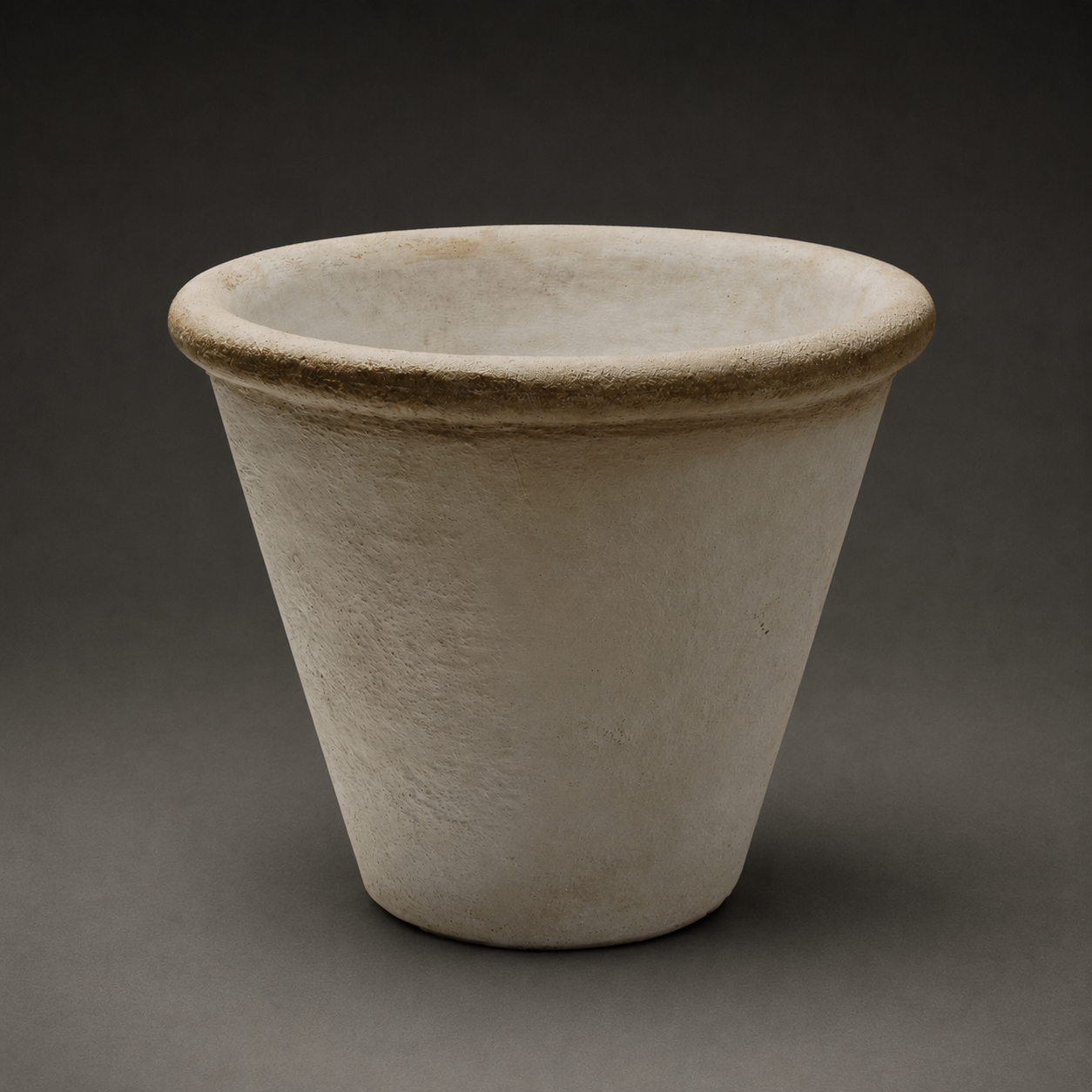 mlt059-inner-gardens-large-bull-nose-rim-planter-concrete.jpg