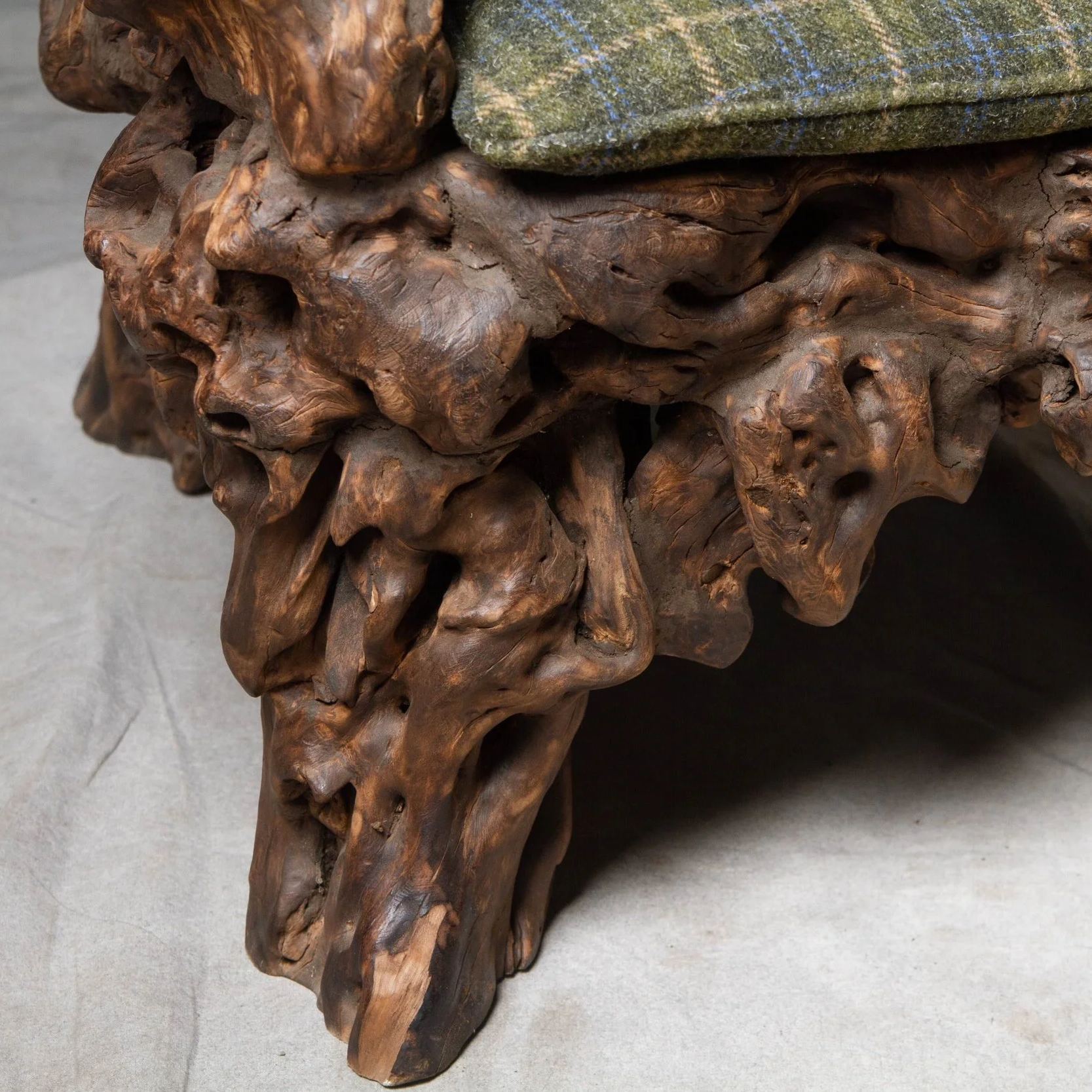 IG19858+dramatic+live+edge+remnant+from+the+root+and+trunk+of+a+hardwood+has+been+converted+into+a+remarkable+armchair+%28+%2819%29-min.png