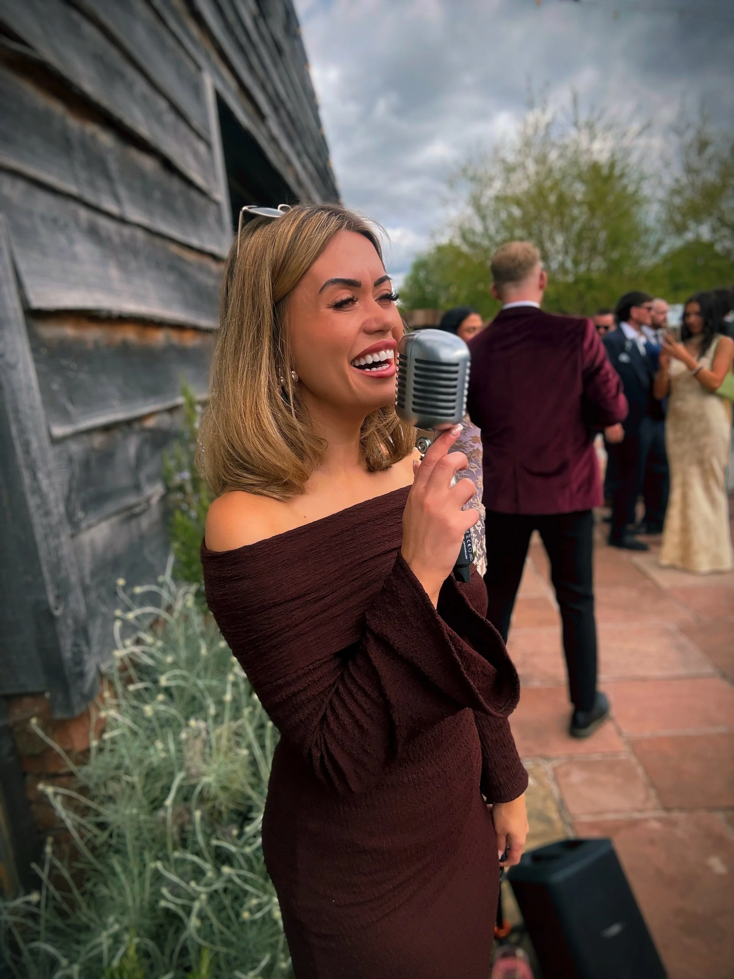It&rsquo;s officially sunny outdoor Drinks Reception Season again ☀️ 

Not me doing a mad dash at the end of my first set to go find my sunglasses from the car, to then just wear them on my head&hellip; 

I have so much fun content to share over the 
