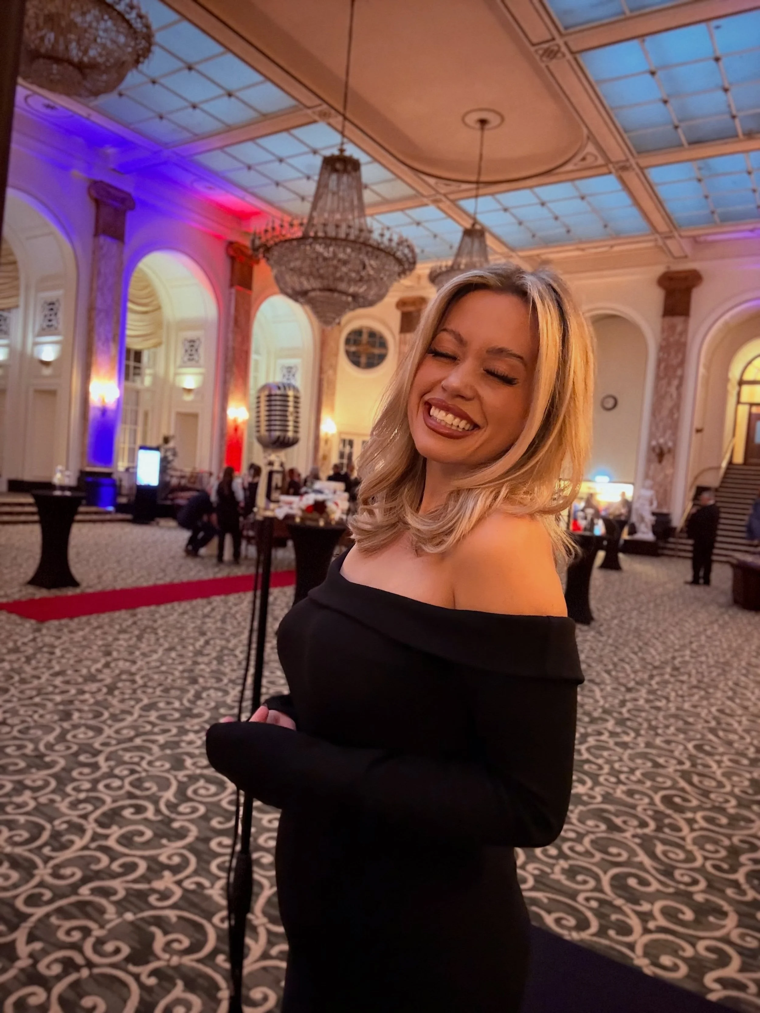 Last week I had the honour of performing at the Reunion Ball at The Adelphi!

A huge congratulations and thank you to the incredible team for putting on such a fabulous event! It was an absolute pleasure to be part of it 🤍

More jazz sets, please! ?