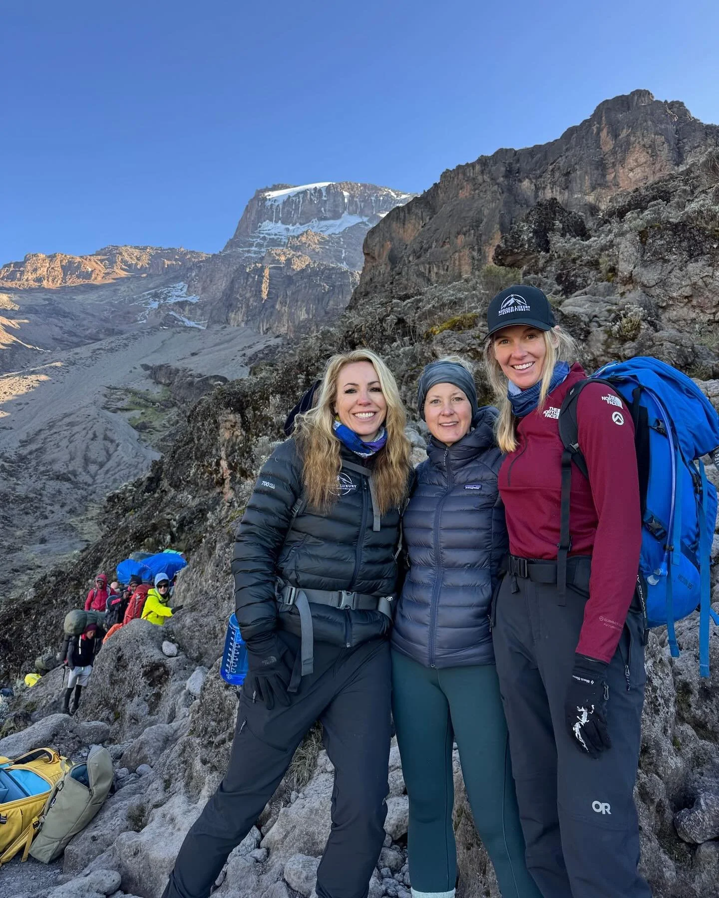 A great welcome to Karanga Camp with the @Rugged Luxury crew welcoming the team with Mountain Mocktails of lime juice, fresh hibiscus syrup and tropical juice before a 3x course lunch in the Big House dome, hot showers and massages. This afternoon gu