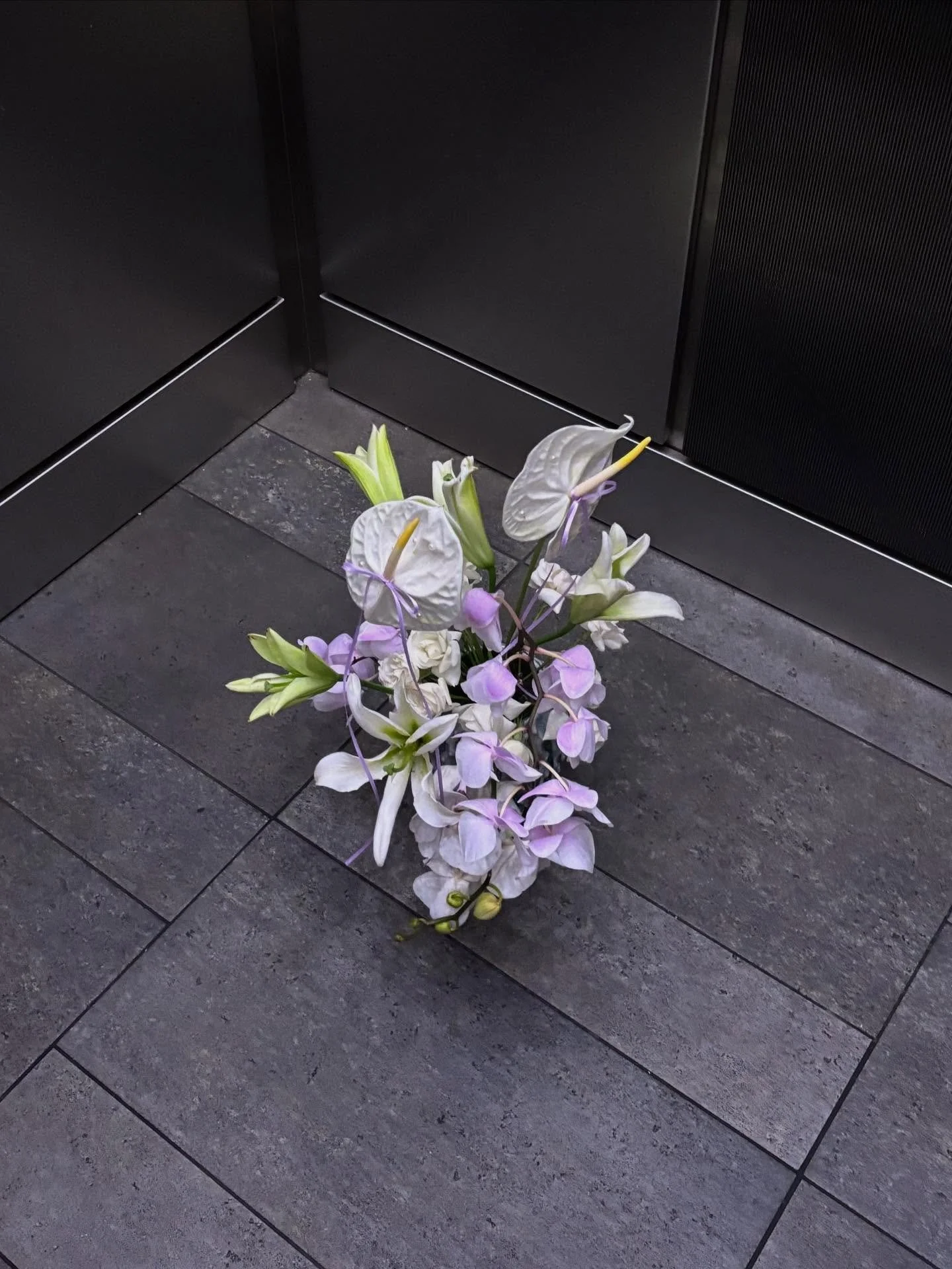 was just trying to deliver flowers and this diva somehow ended up seducing the entire elevator. 

i made this birthday arrangement for a new friend, a summer baby who reminds me of a basket of strawberries left out in the sun: warm, sweet, just the r