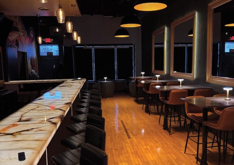 Parrots Bar &amp; Grille