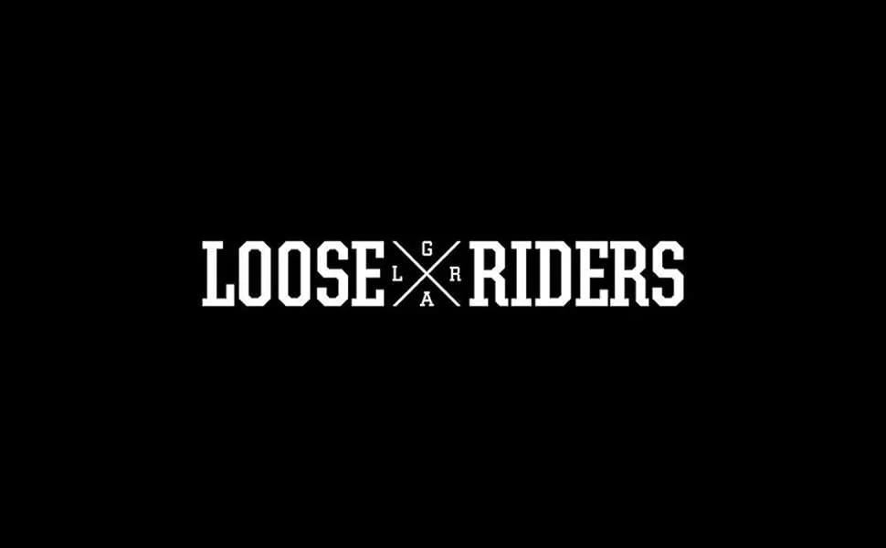 Logo mit weißen Texten auf schwarzem Hintergrund: 'LOOSE RIDERS' mit einem Kreuz in der Mitte, das die Buchstaben G, L, R, A verbindet.