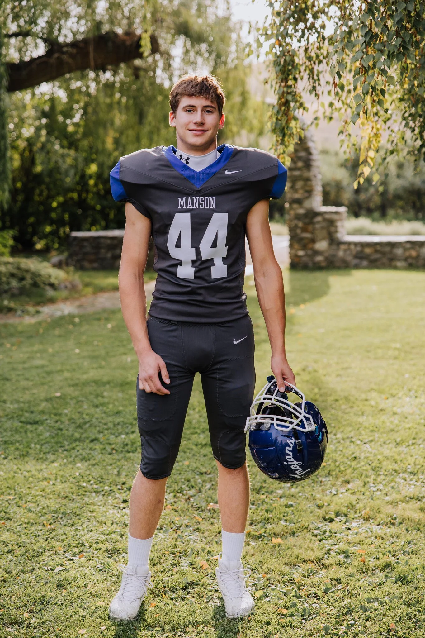 lake-chelan-senior-photographer-football-uniform-portrait-28.jpg