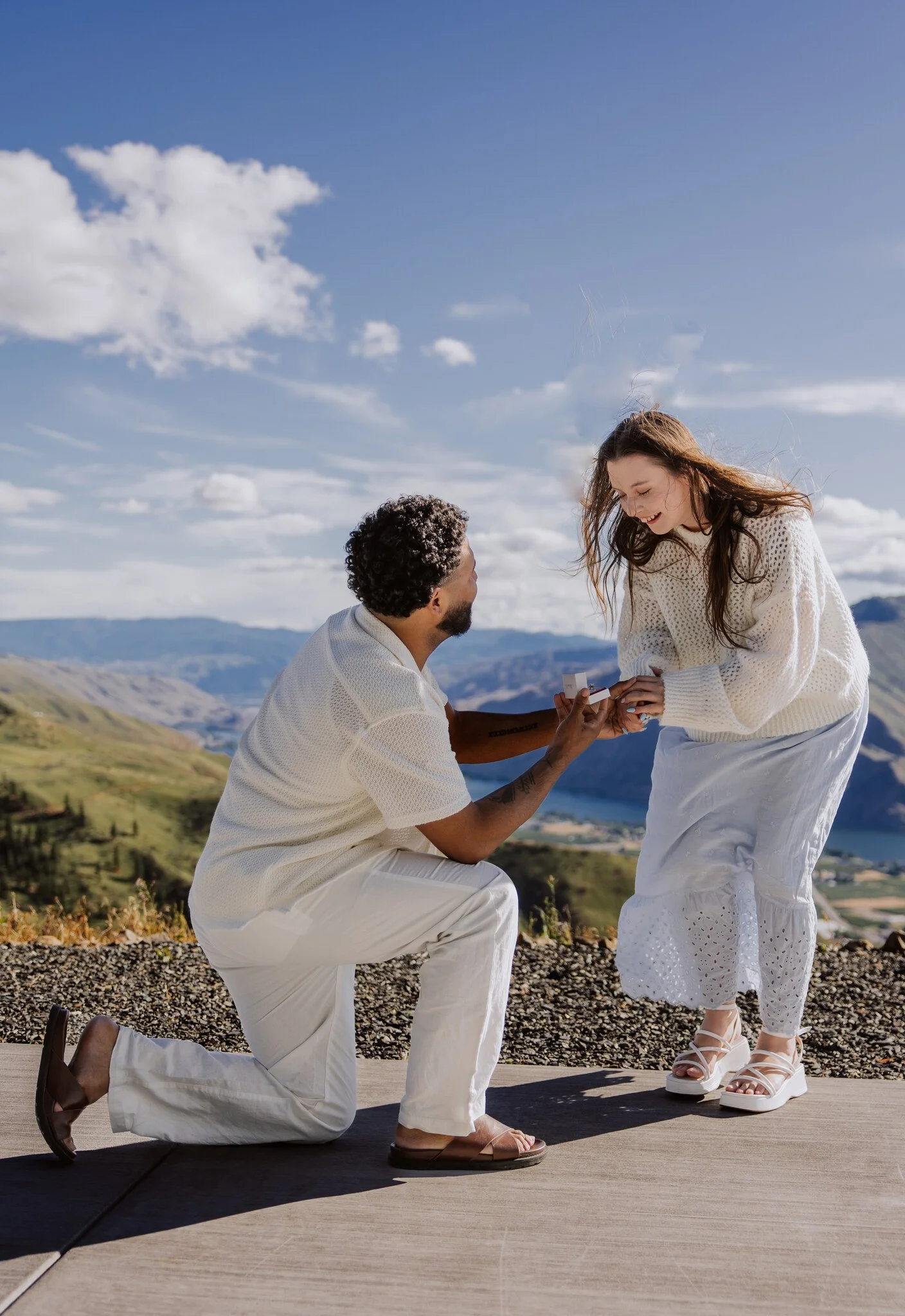 lake-chelan-engagement-photographer-proposal-vertical-overlook-03.jpg
