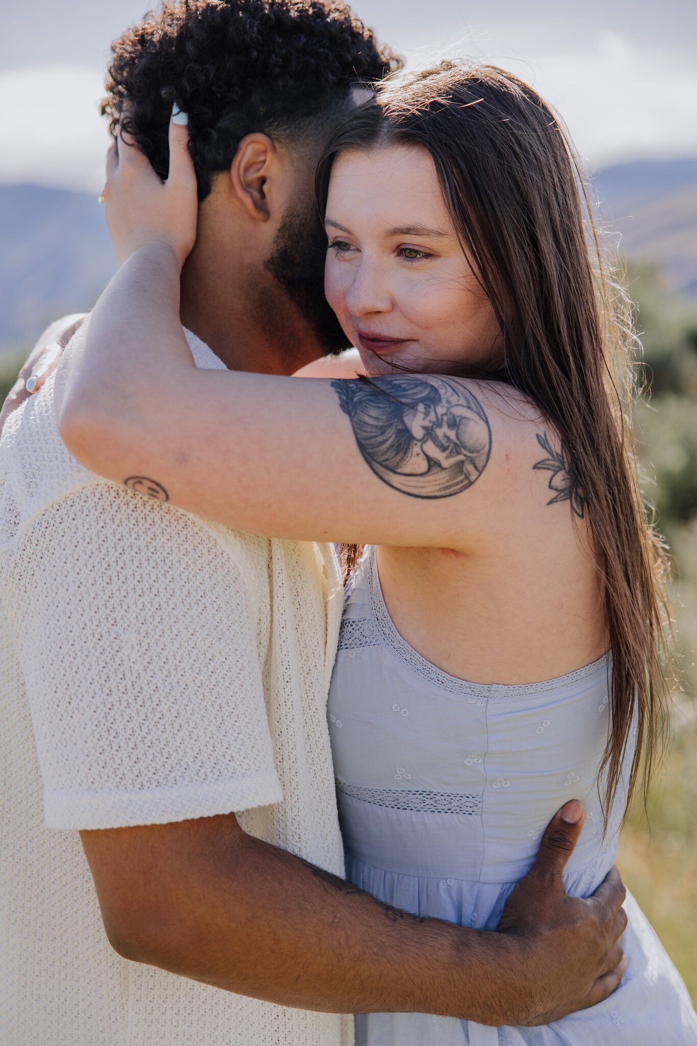 lake-chelan-engagement-photographer-couple-close-embrace-07.jpg