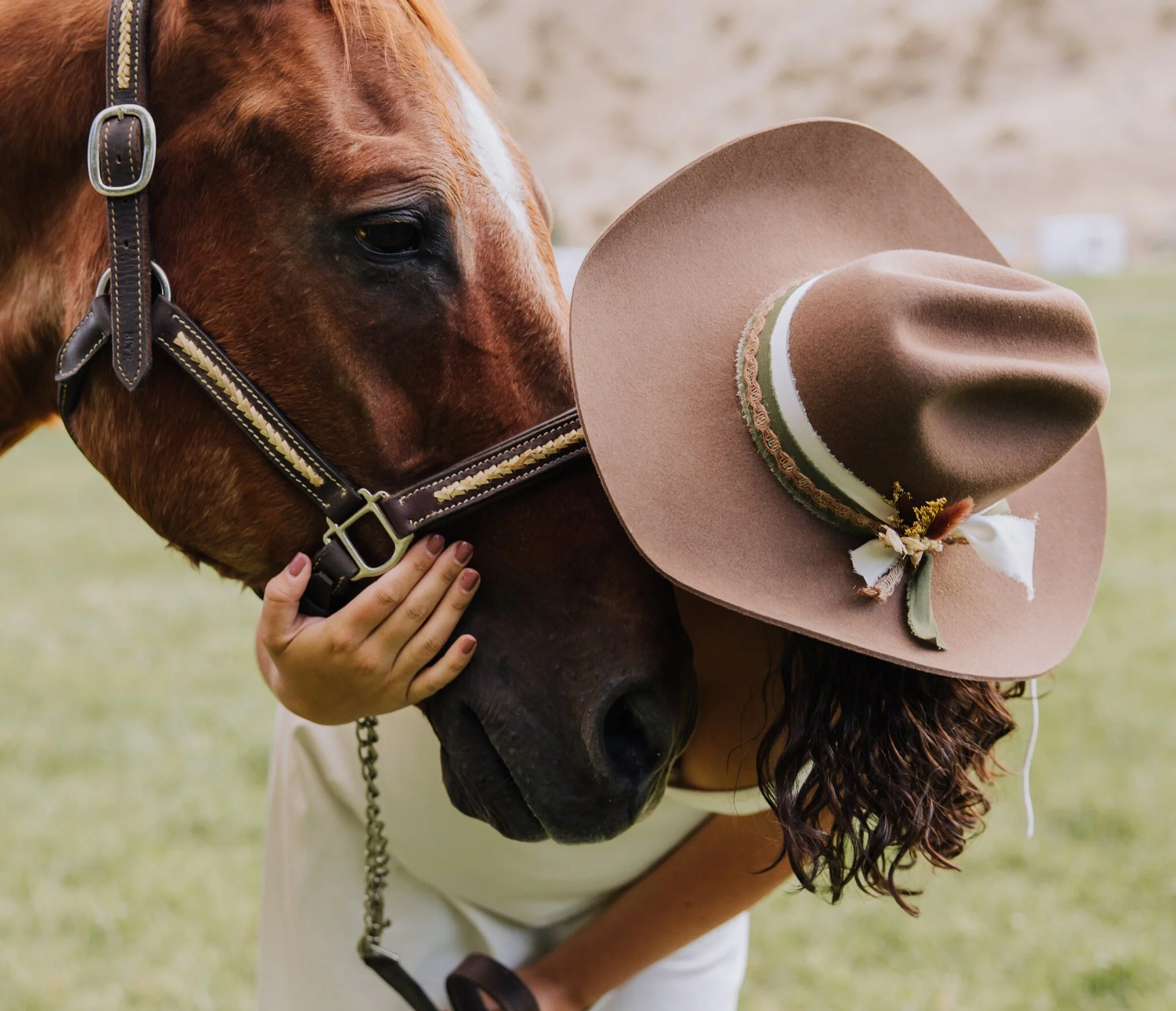 lake-chelan-proposal-photographer-cowgirl-hat-horse-08.jpg