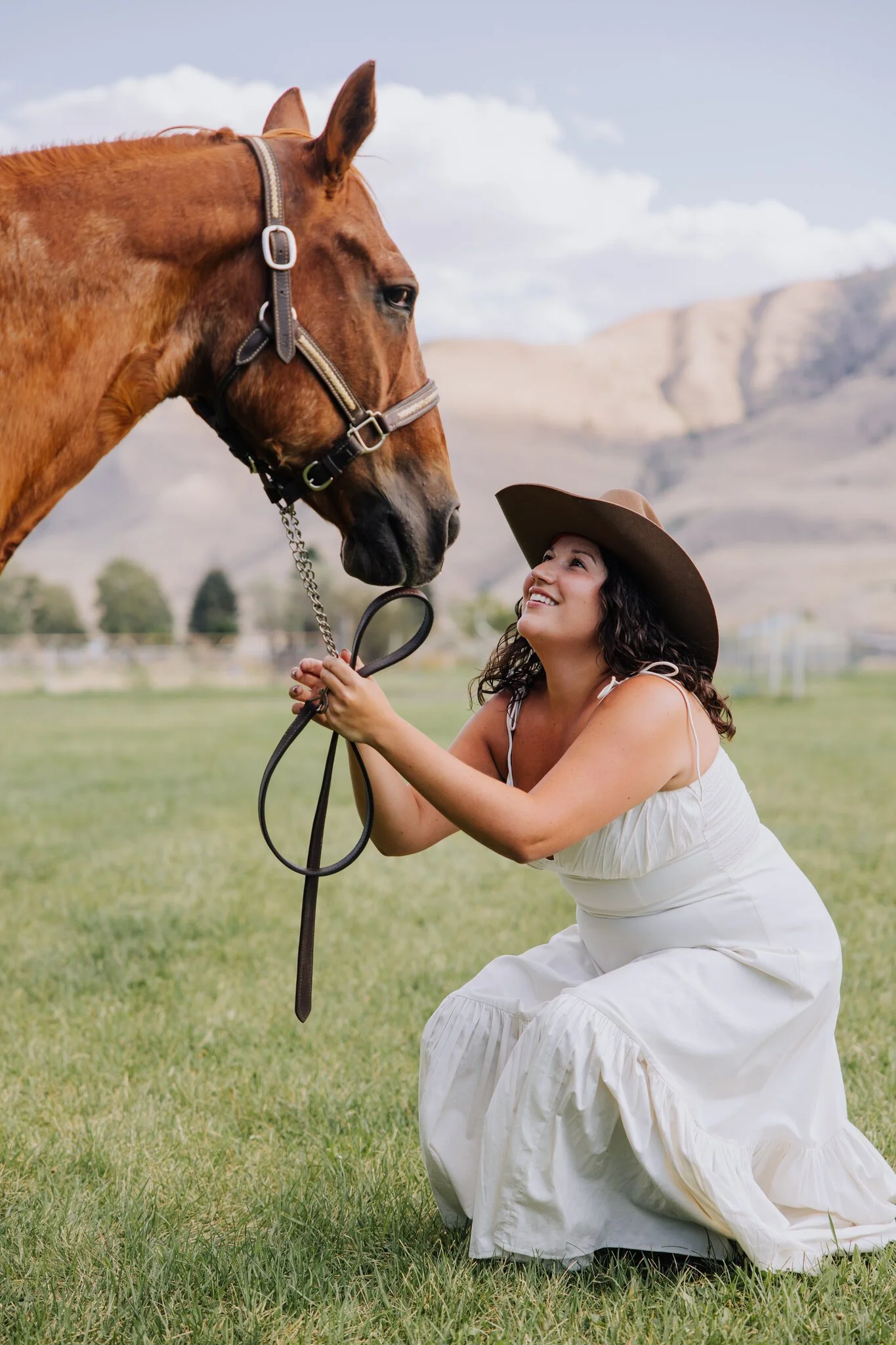 lake-chelan-proposal-photographer-forehead-to-forehead-horse-07.jpg