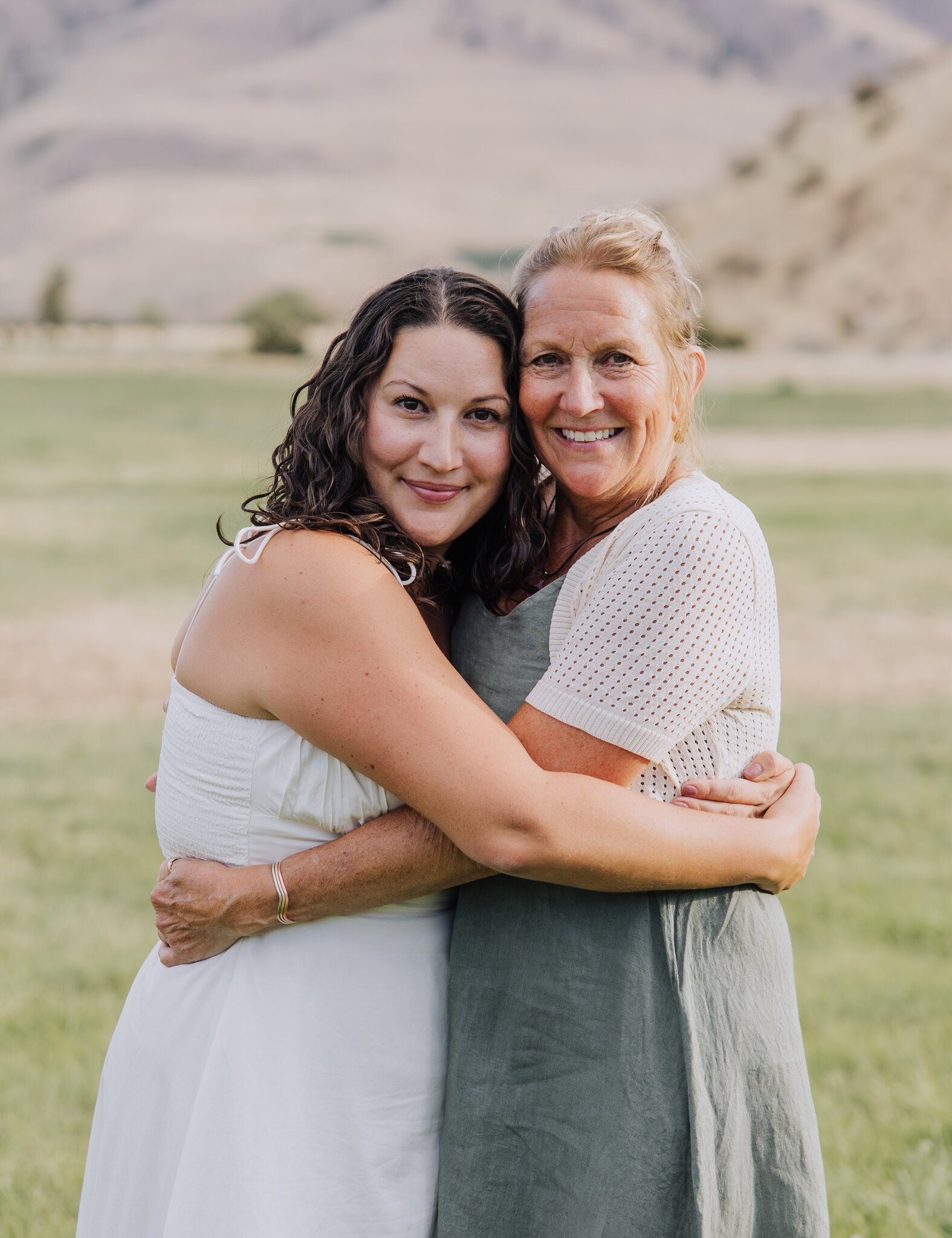 lake-chelan-proposal-photographer-mother-daughter-embrace-12.jpg