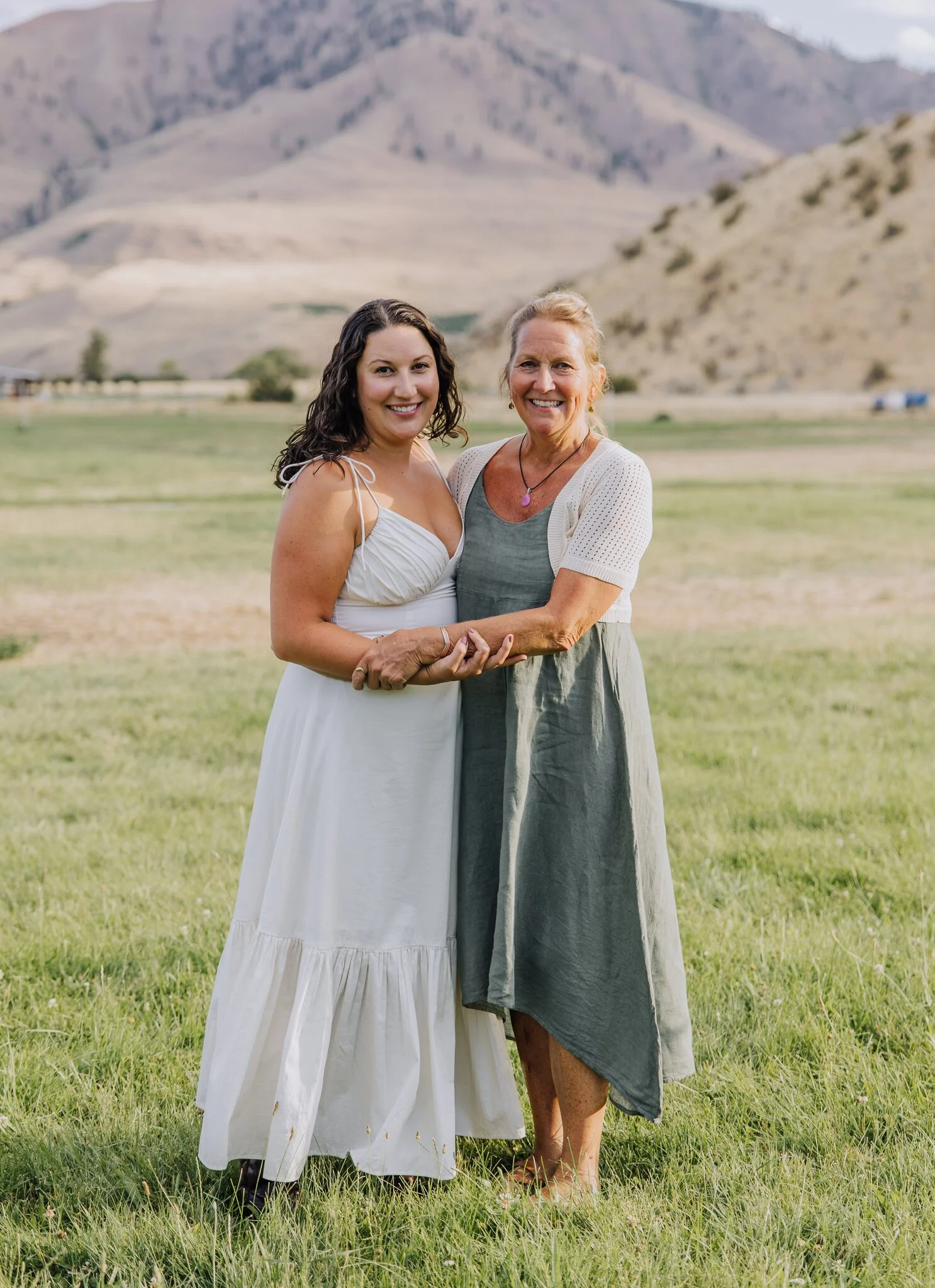 lake-chelan-proposal-photographer-mother-daughter-portrait-11.jpg