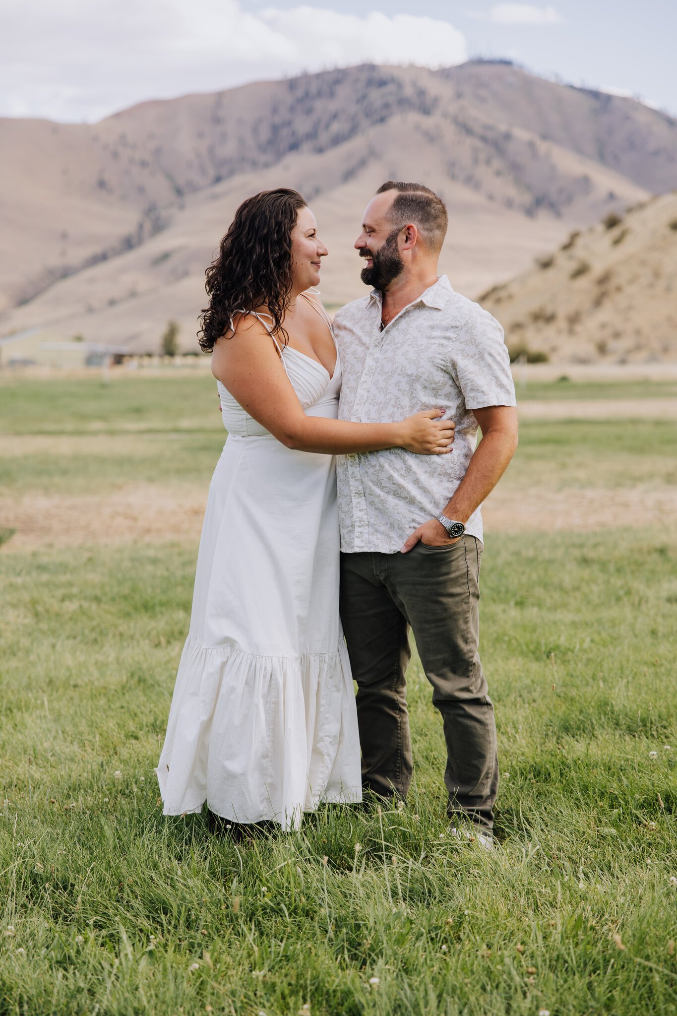 lake-chelan-proposal-photographer-couple-embrace-15.jpg
