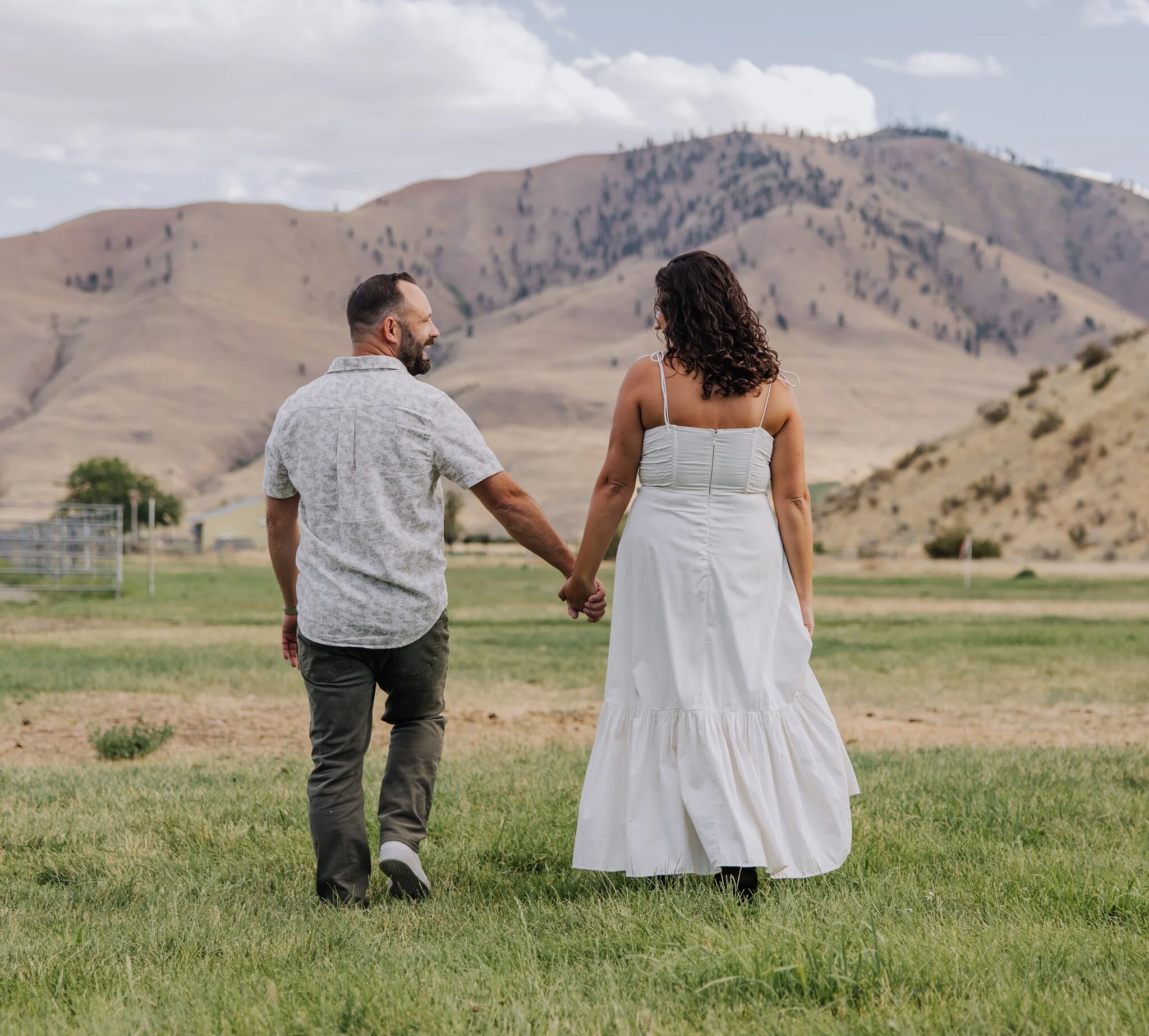 lake-chelan-proposal-photographer-couple-walking-field-16.jpg