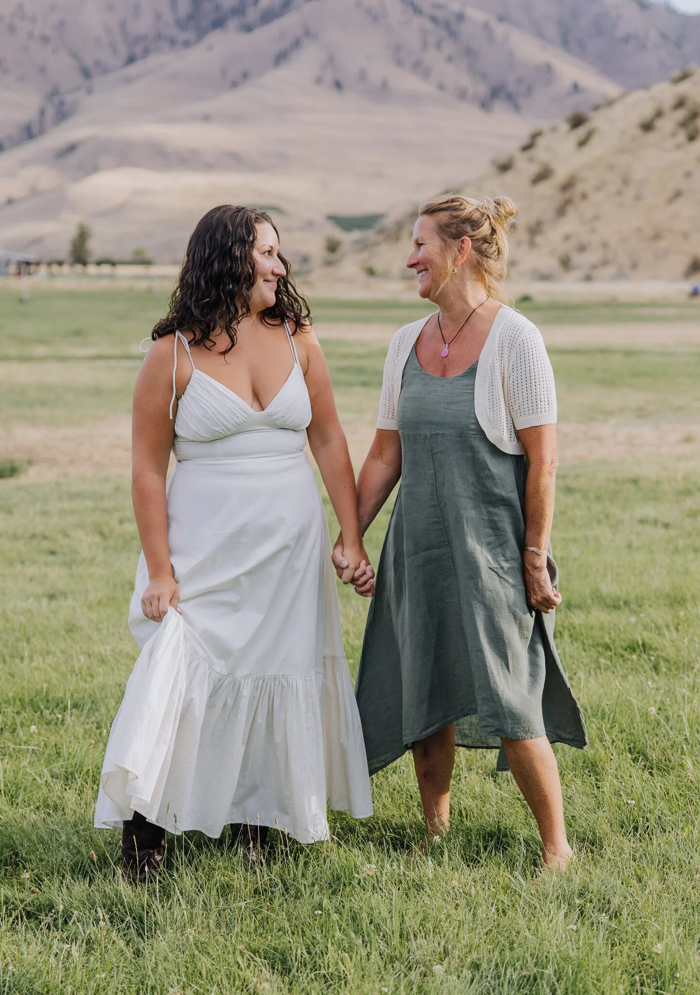 lake-chelan-proposal-photographer-mother-daughter-walking-31.jpg