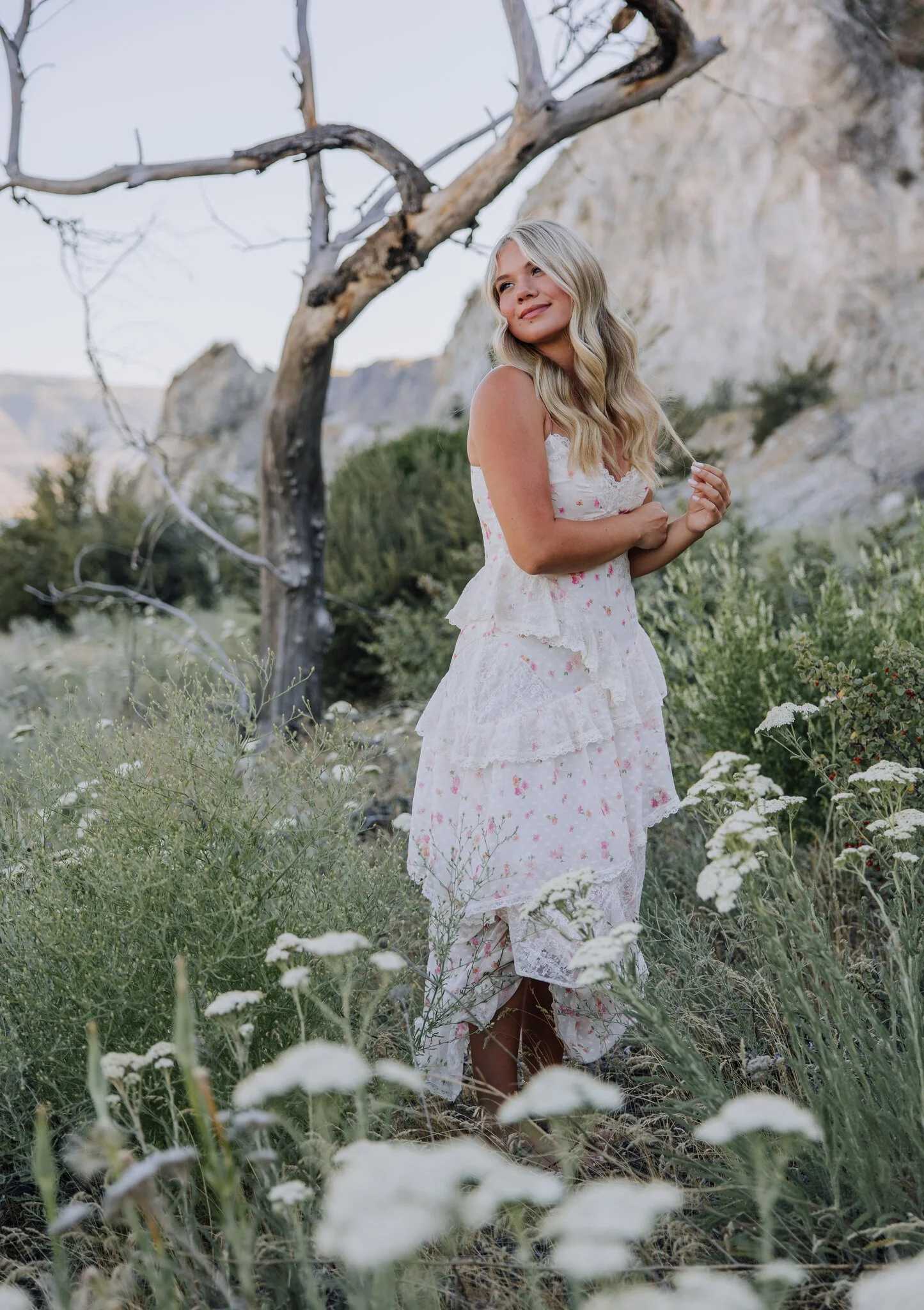 lake-chelan-senior-photographer-wildflowers-lace-dress-04.jpg