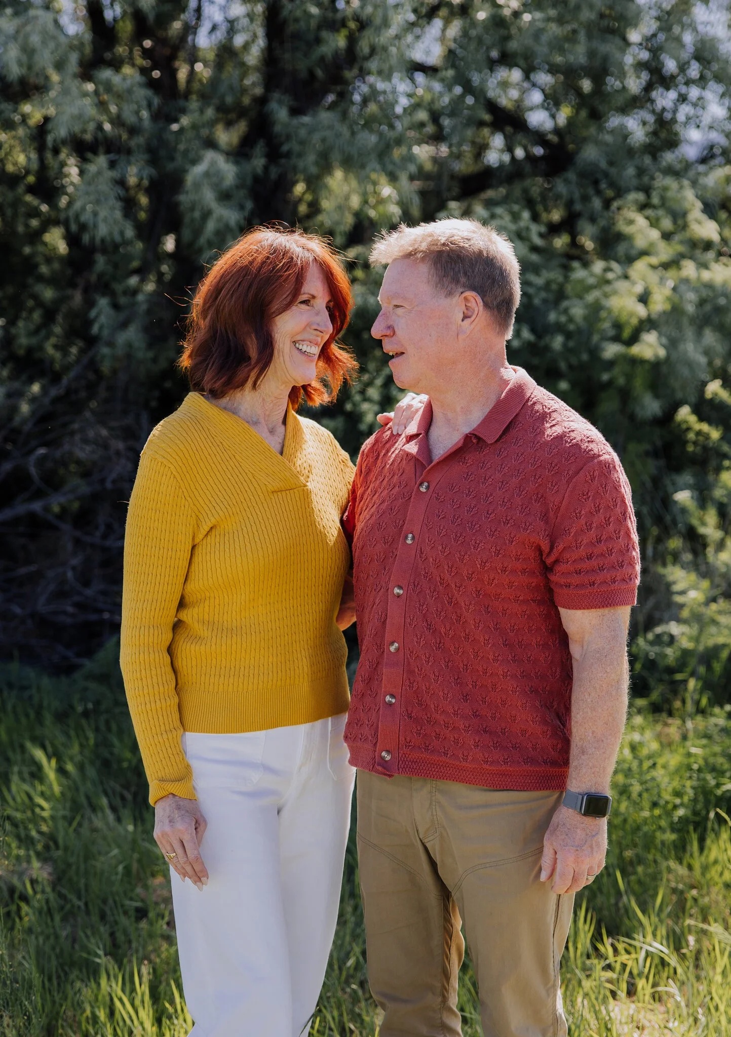 lake-chelan-family-photographer-couple-laughing-12.jpg