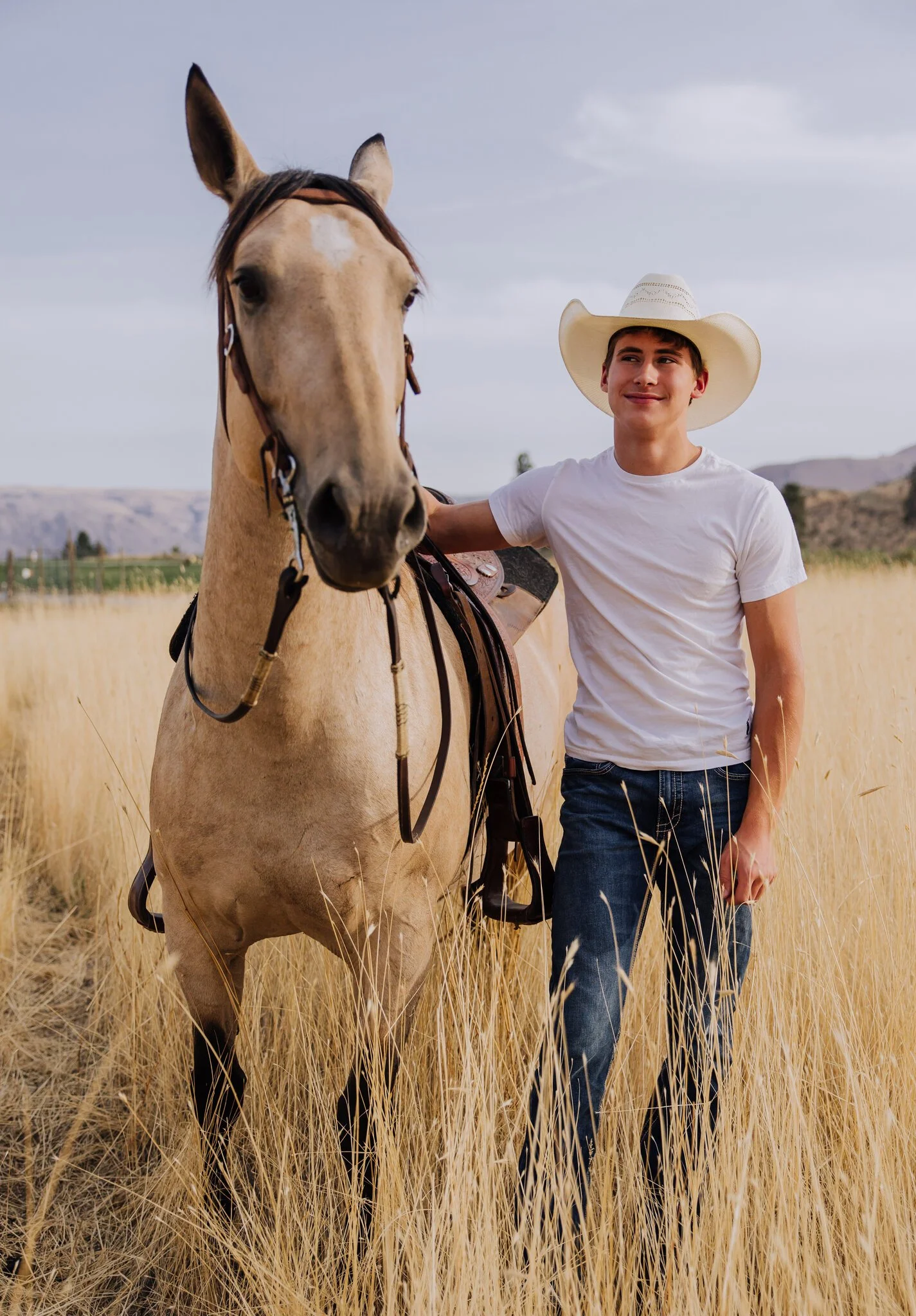lake-chelan-senior-photographer-standing-with-horse-smile-18.jpg