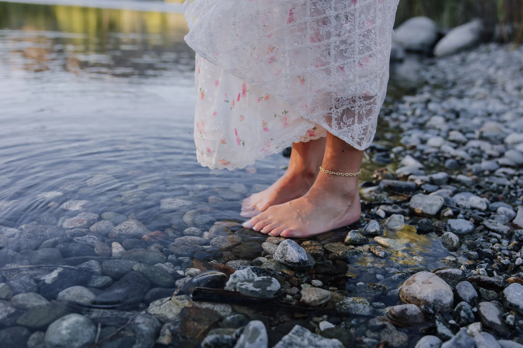 lake-chelan-senior-photographer-feet-in-water-detail-25.jpg