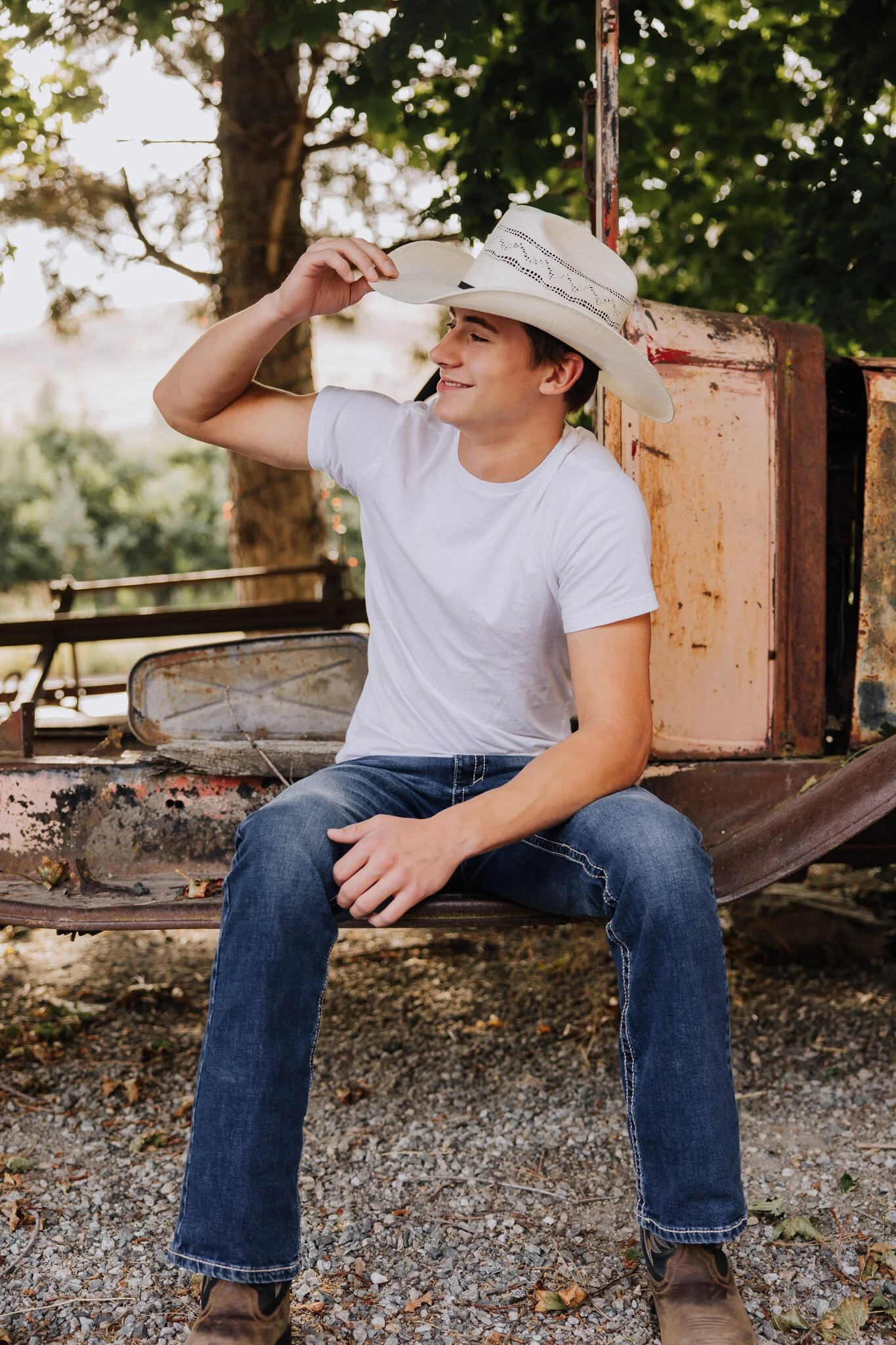 lake-chelan-senior-photographer-vintage-truck-hat-laugh-09.jpg