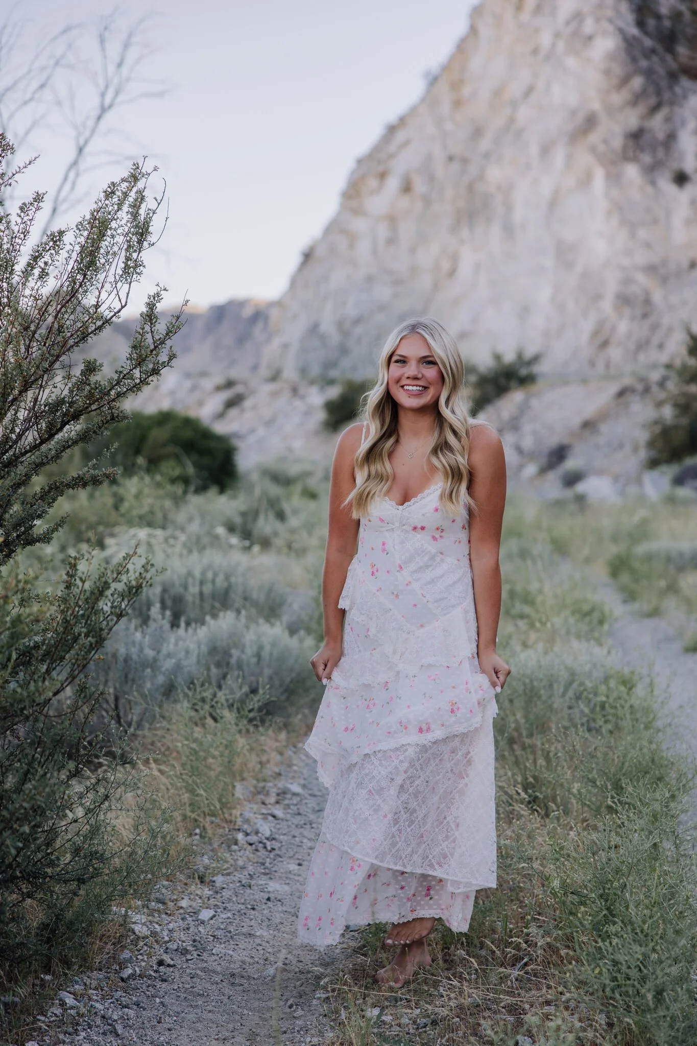 lake-chelan-senior-photographer-sagebrush-meadow-standing-01.jpg