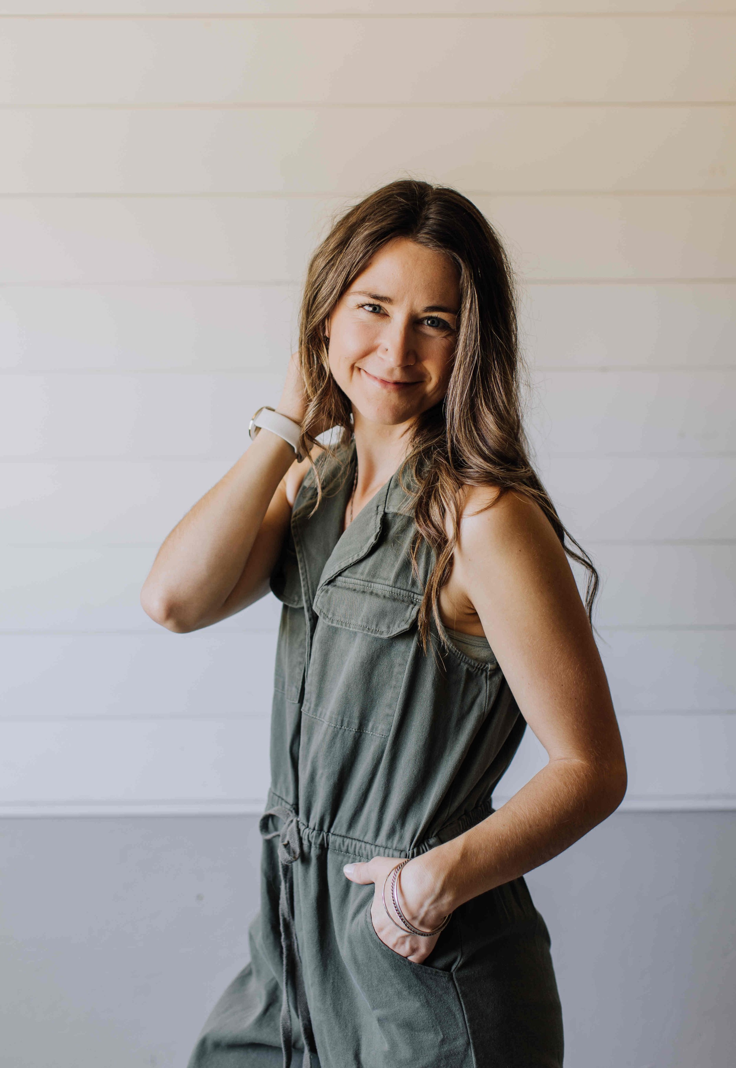 5 Easy Posing Tips to Look Confident in Your Brand Photos
