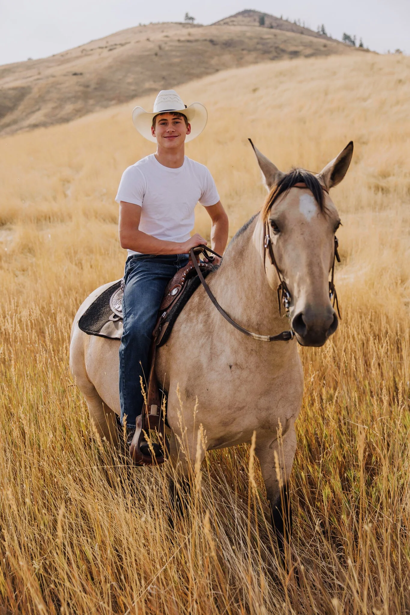 lake-chelan-senior-photographer-horseback-riding-portrait-16.jpg