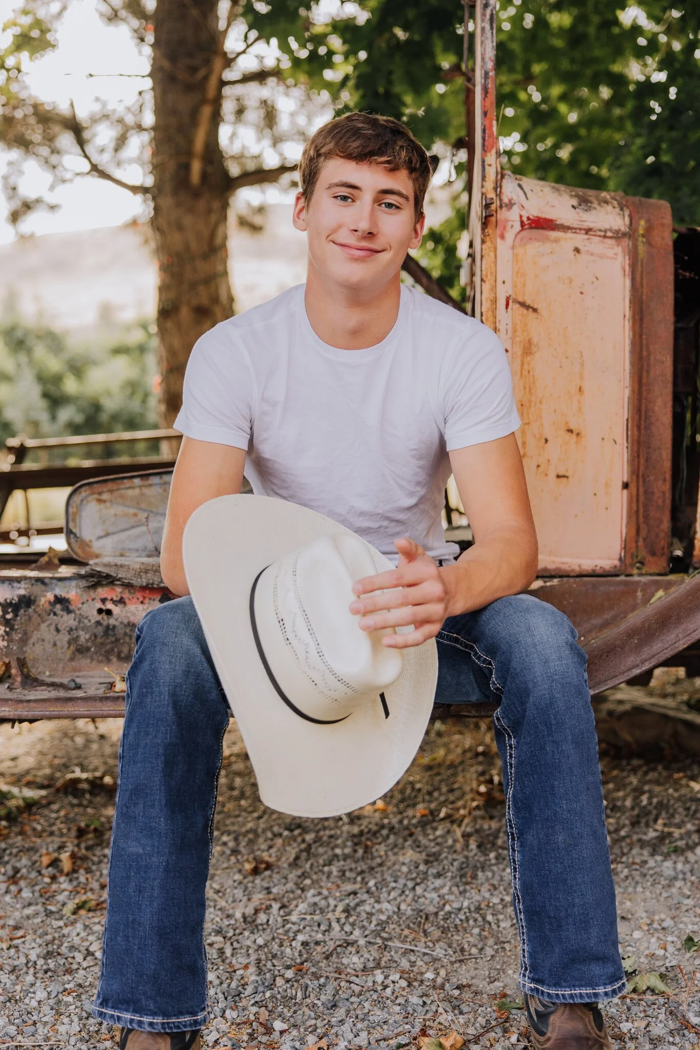 lake-chelan-senior-photographer-vintage-truck-cowboy-hat-story-07.jpg
