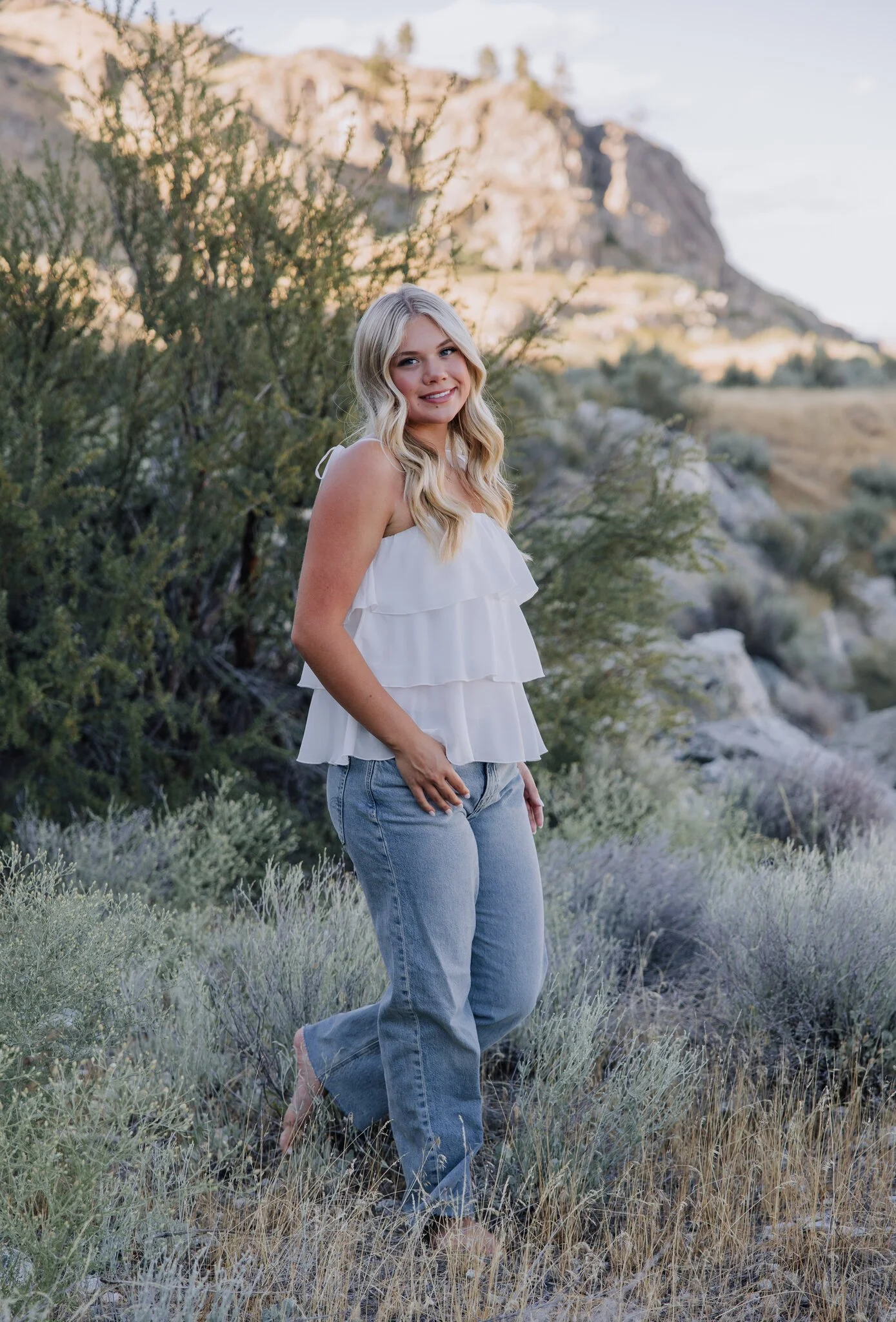 lake-chelan-senior-photographer-sagebrush-hillside-16.jpg