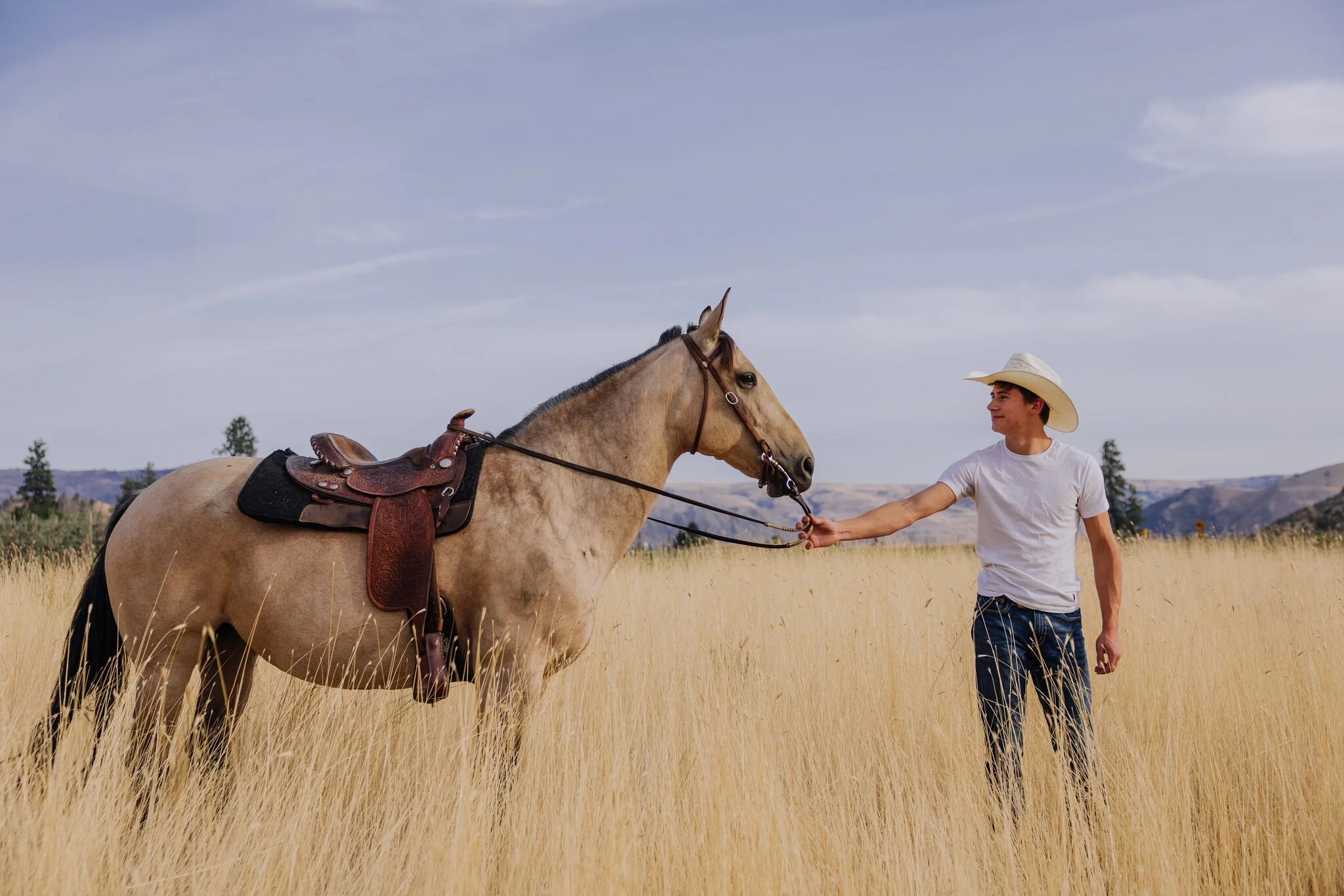 lake-chelan-senior-photographer-leading-horse-by-rein-20.jpg