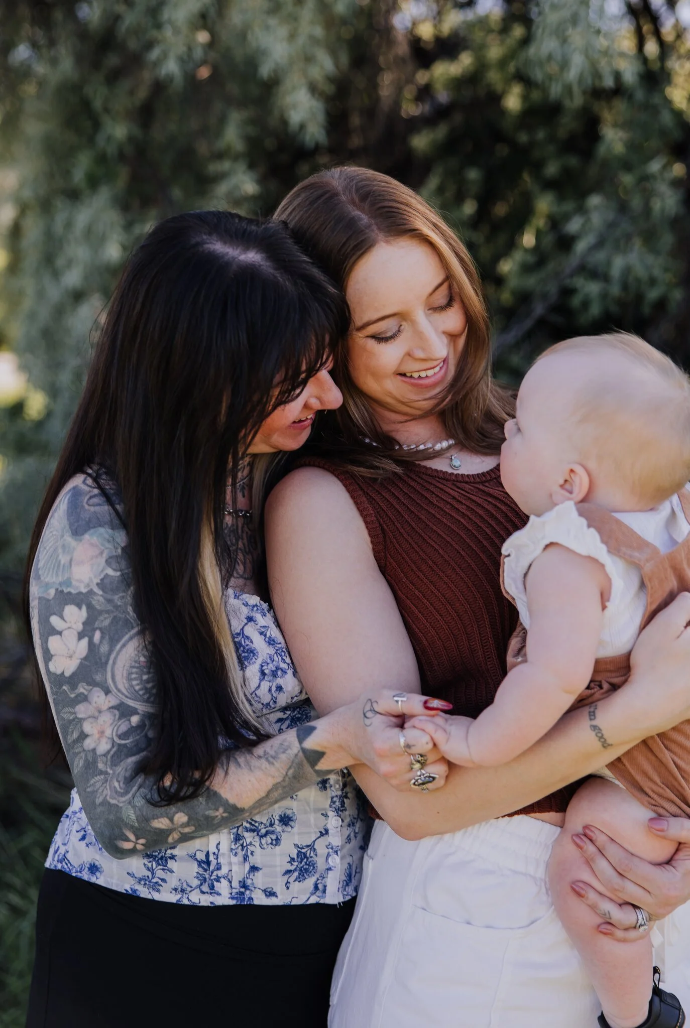 lake-chelan-family-photographer-sisters-embrace-baby-20.jpg