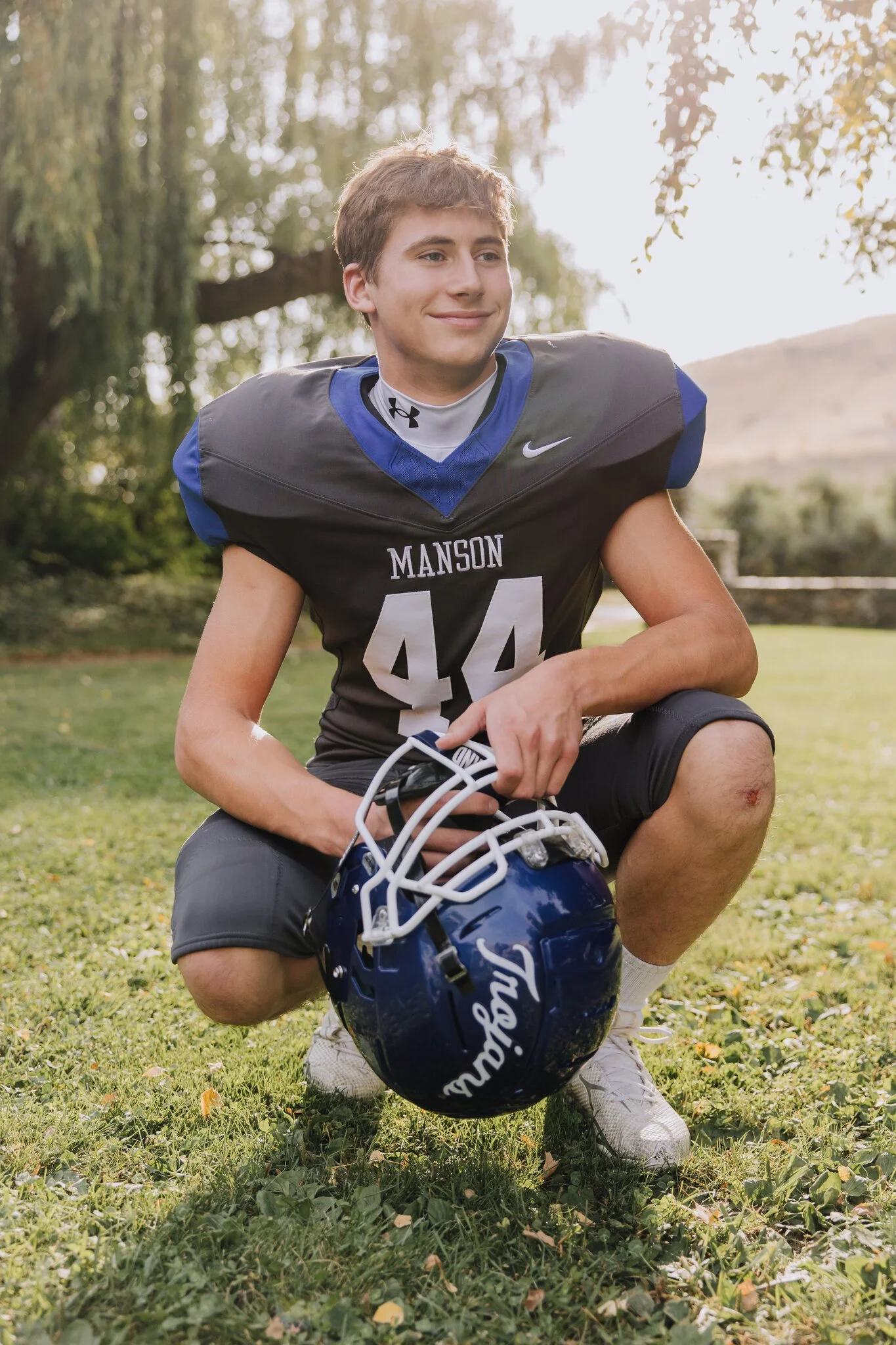 lake-chelan-senior-photographer-football-uniform-crouch-29.jpg