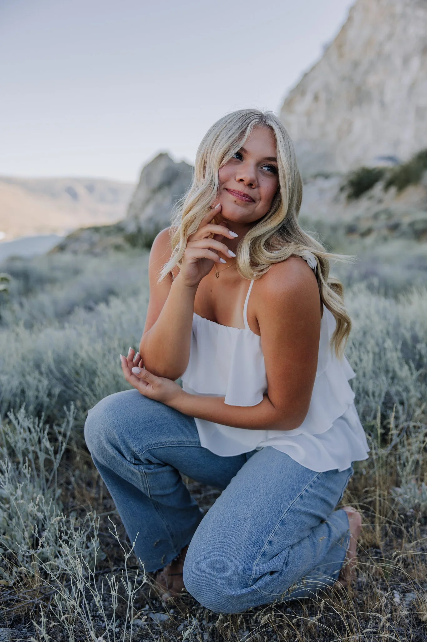 lake-chelan-senior-photographer-meadow-kneeling-18.jpg