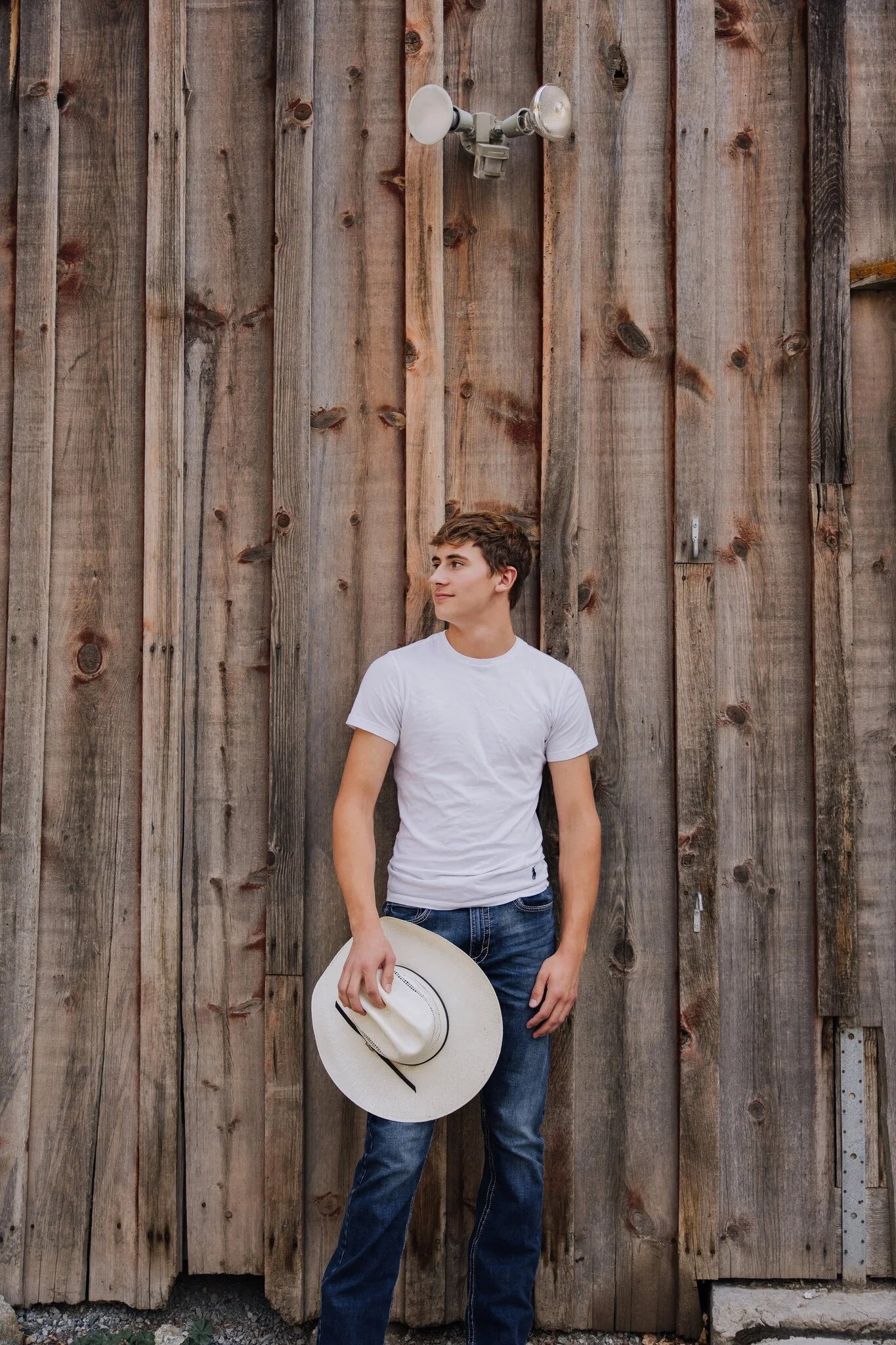 lake-chelan-senior-photographer-wood-post-hat-walk-10.jpg