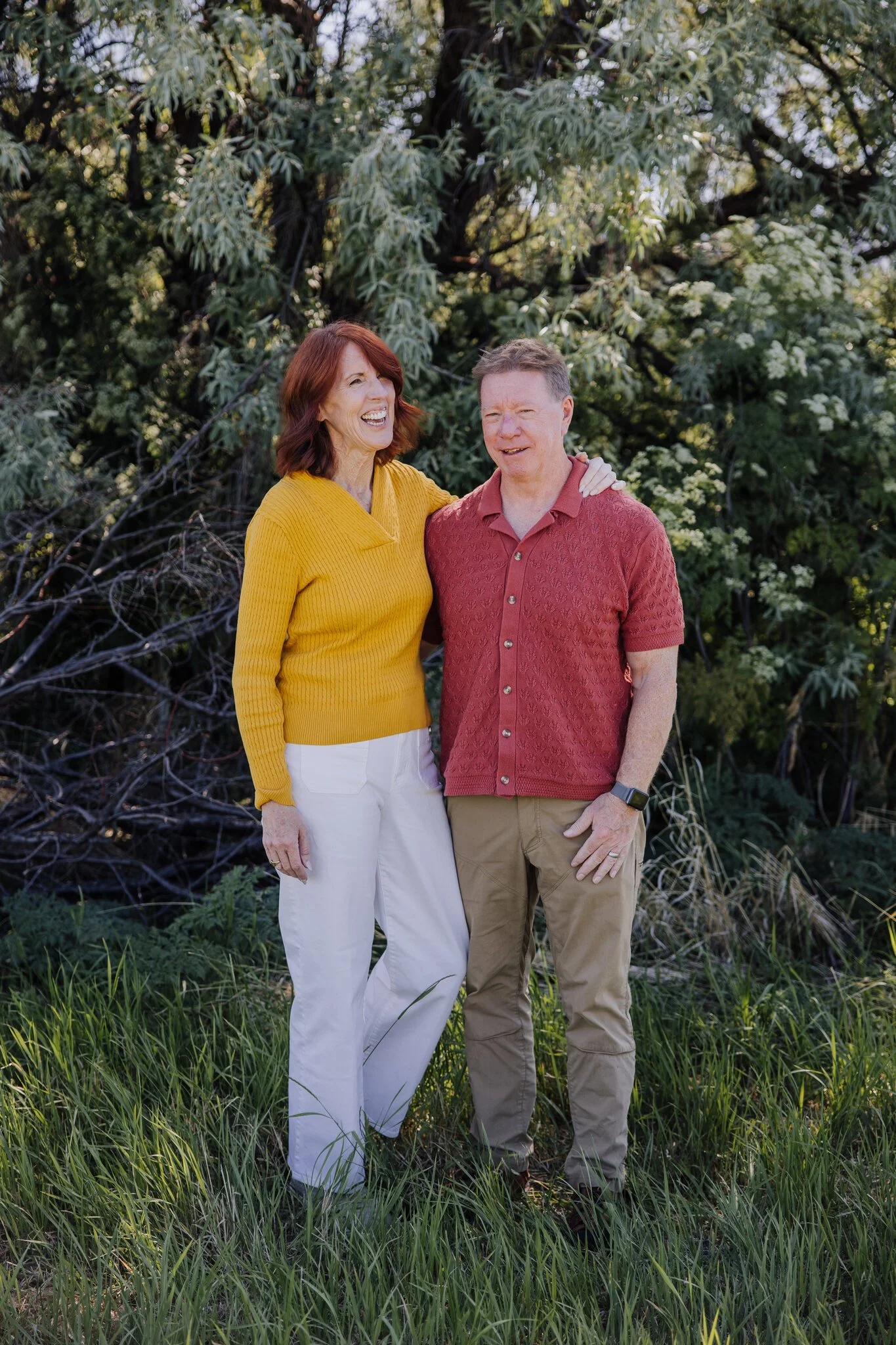 lake-chelan-family-photographer-couple-portrait-field-11.jpg