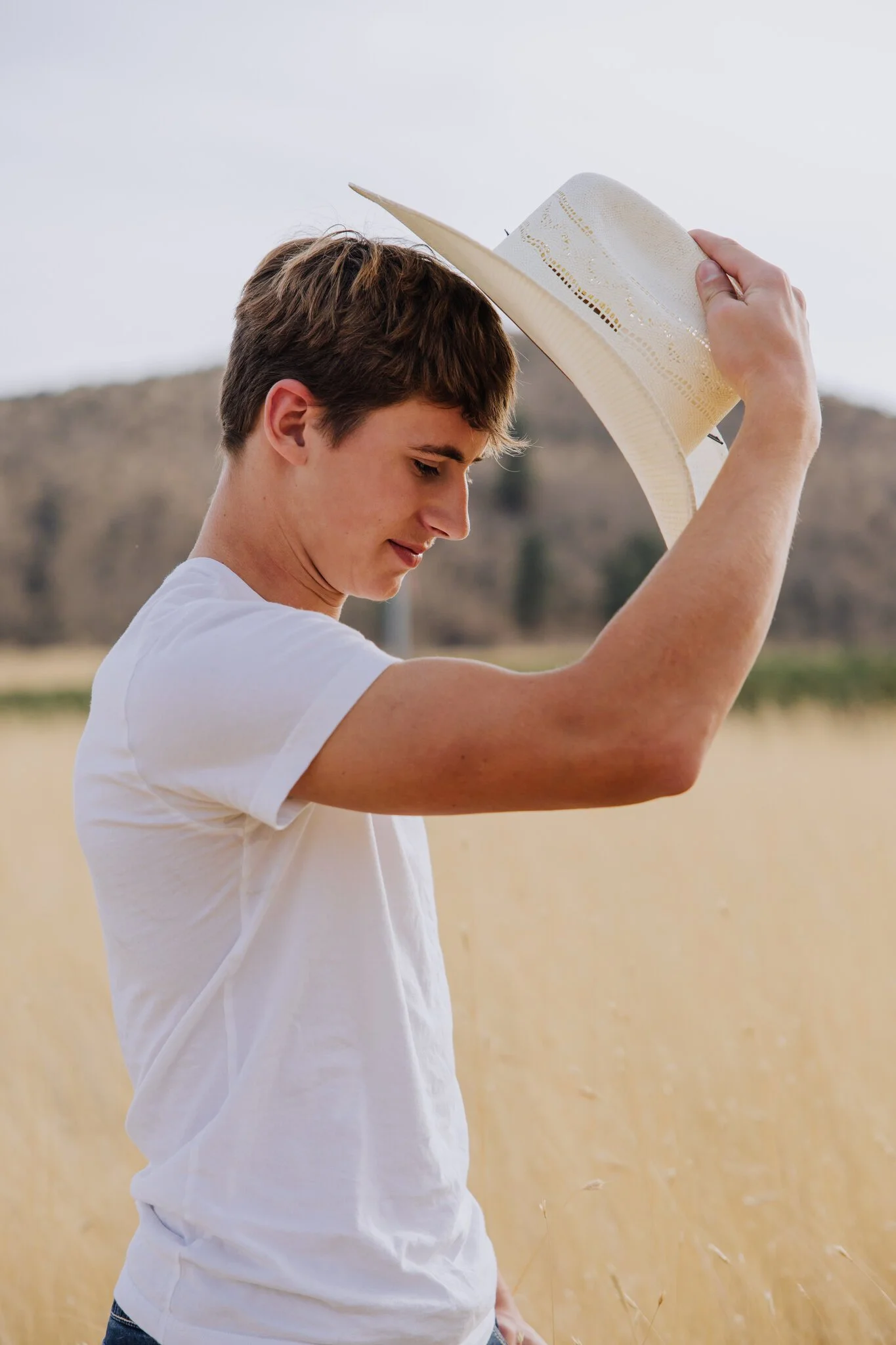 lake-chelan-senior-photographer-cowboy-hat-adjust-action-23.jpg
