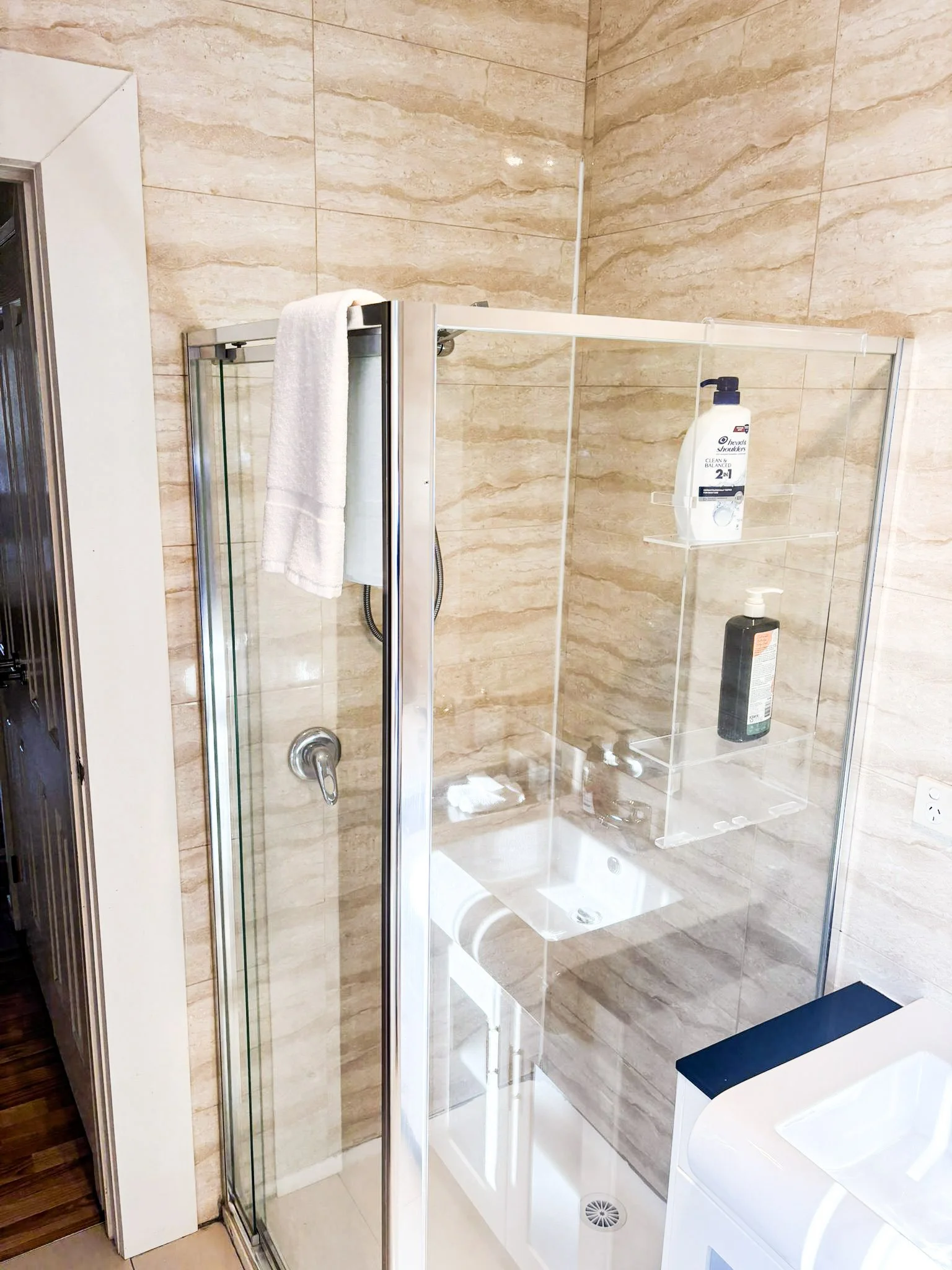epping_farmhouse_shower.jpg