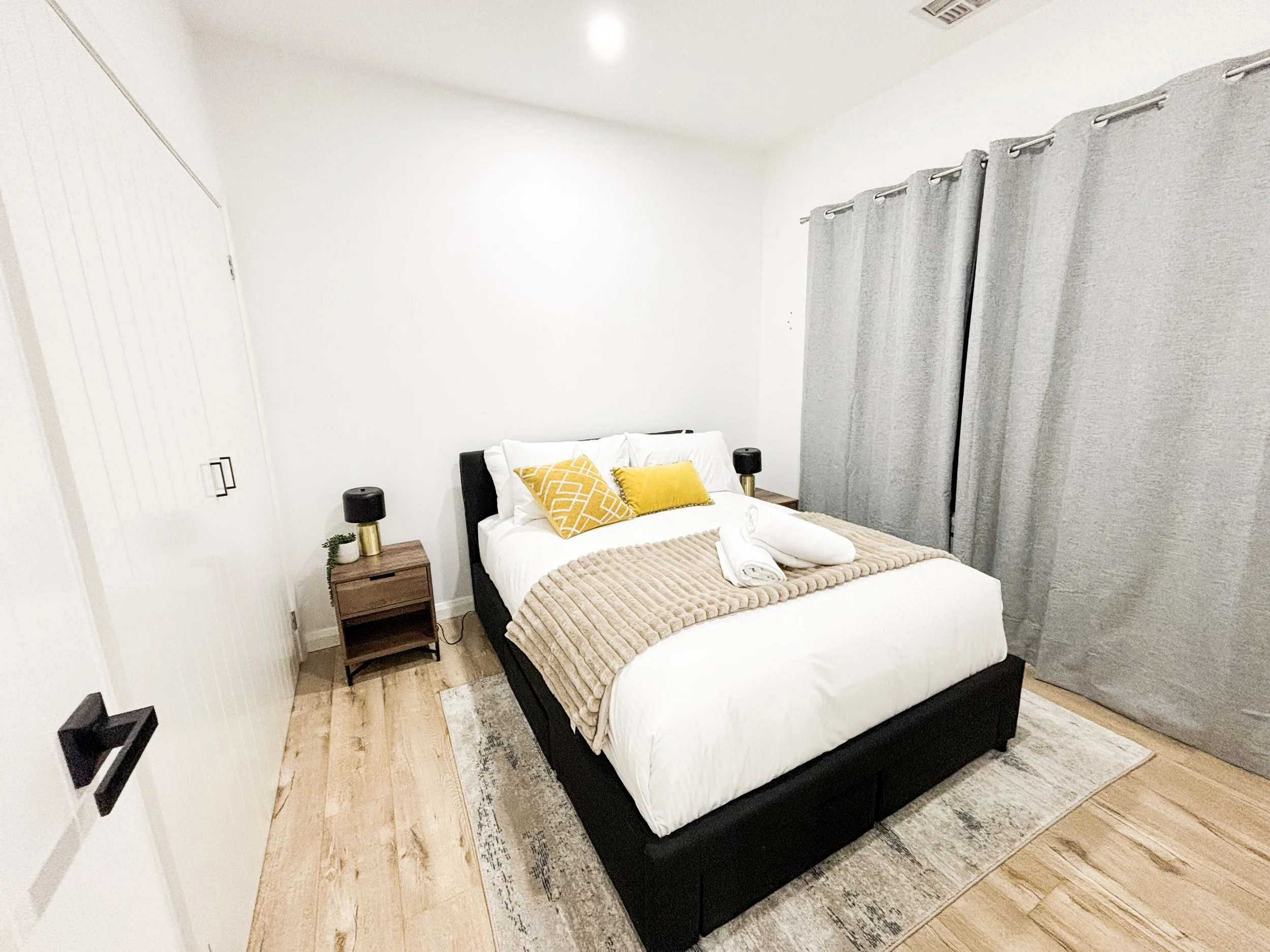 doreen2_bedroom_08.jpg