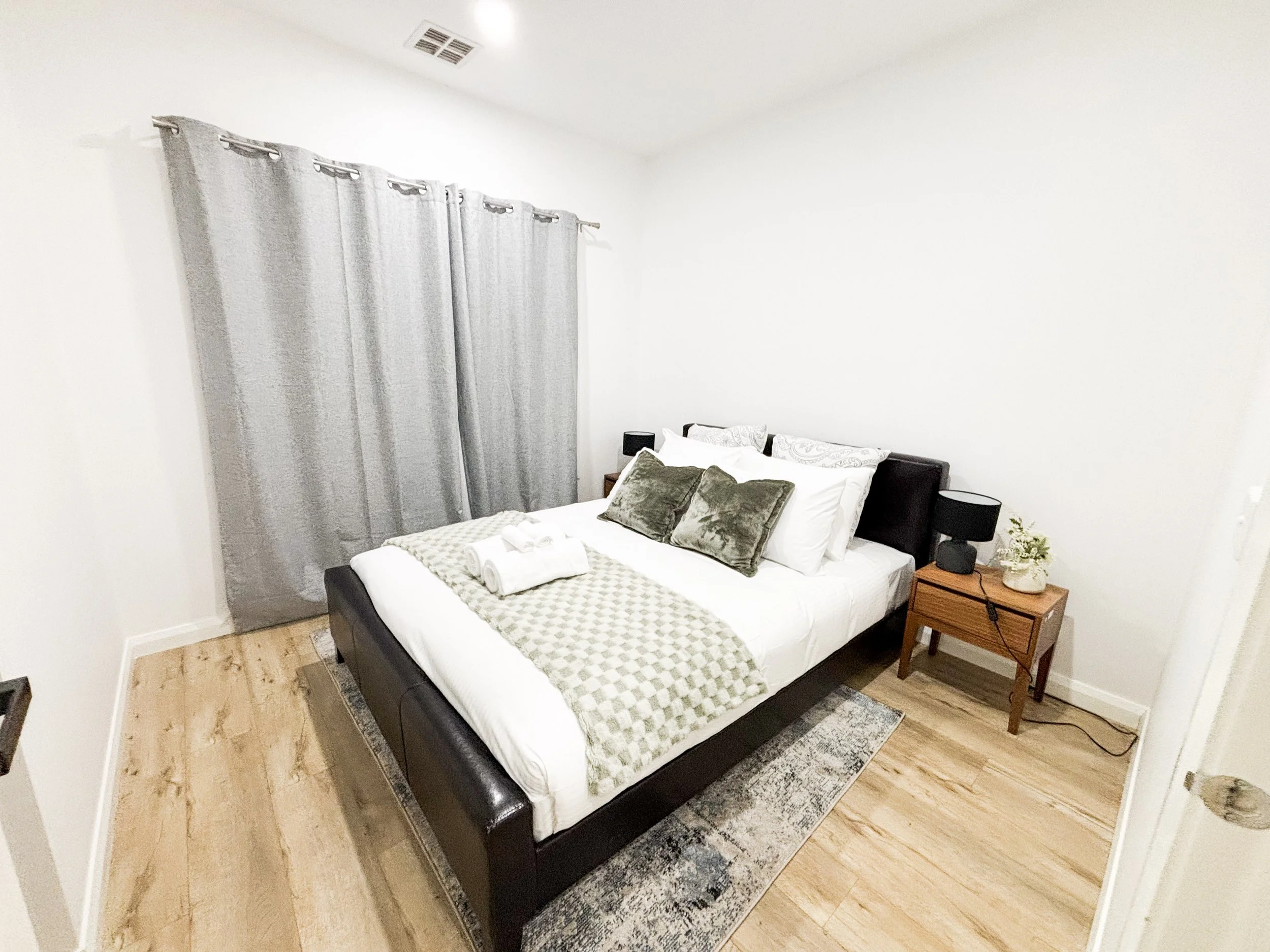 doreen2_bedroom_06.jpg