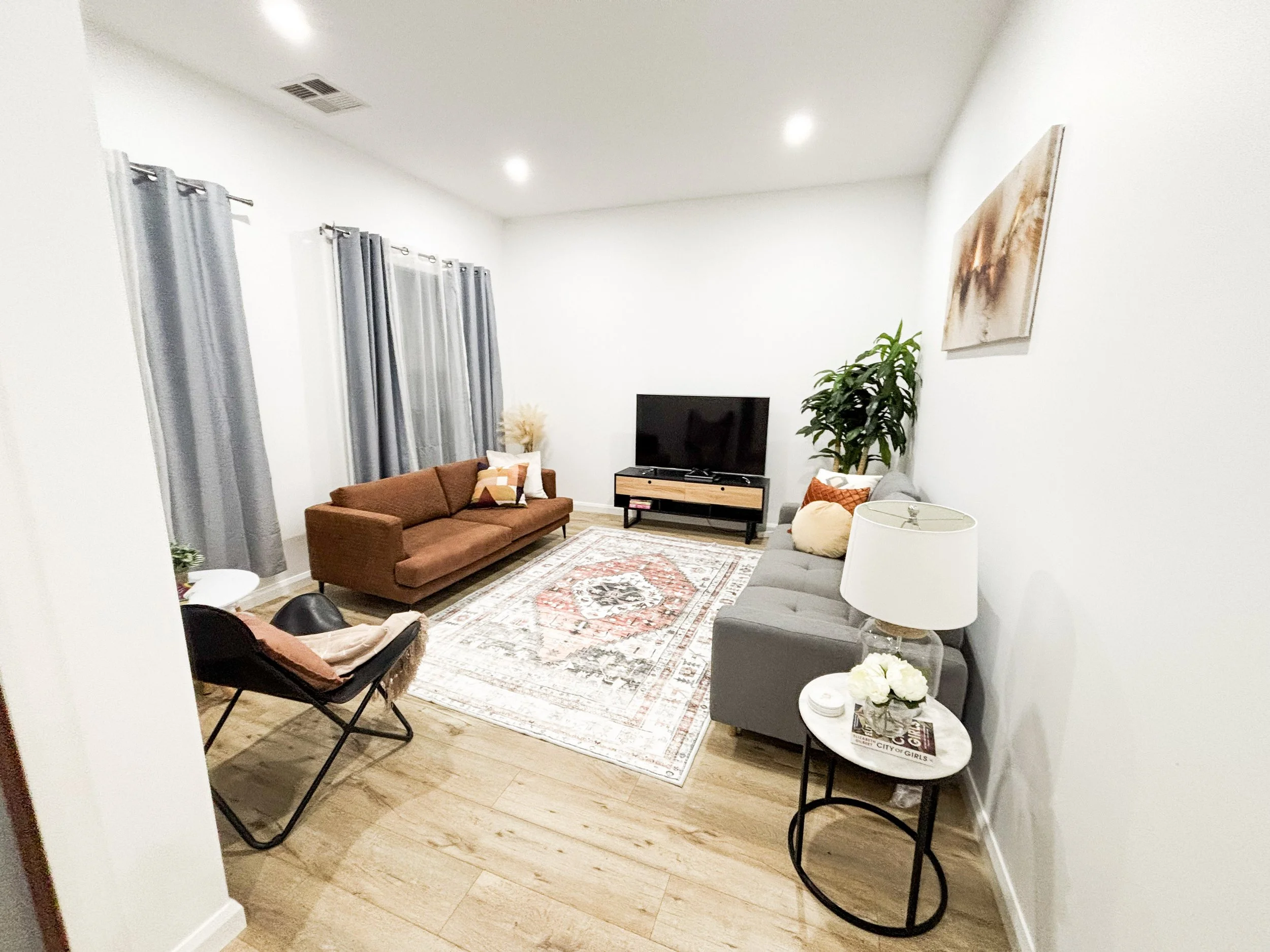 doreen2_living_room_03.jpg