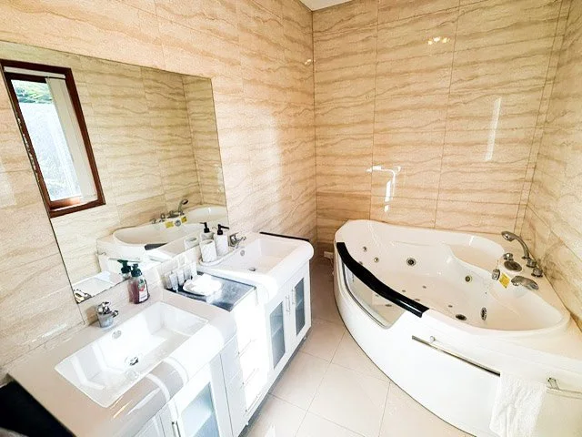 epping_farmhouse_bathroom.jpg