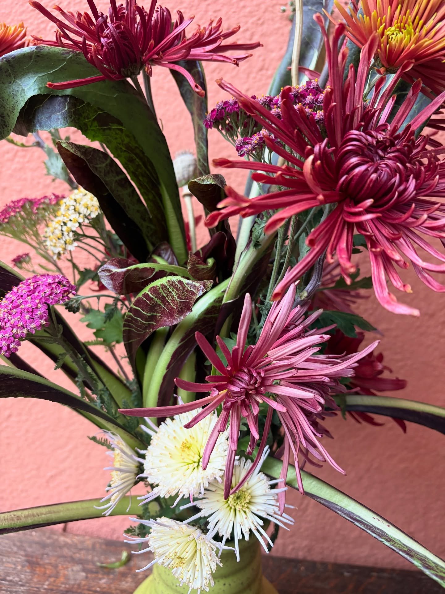 I love incorporating veggies in bouquets because I grow my flowers on a vegetable farm and get inspired while harvesting vegetables @empowered.flowers 

Here are the big arrangements I made for the Rad Pizza Party @pizzathiefpdx put on by @culinarybr