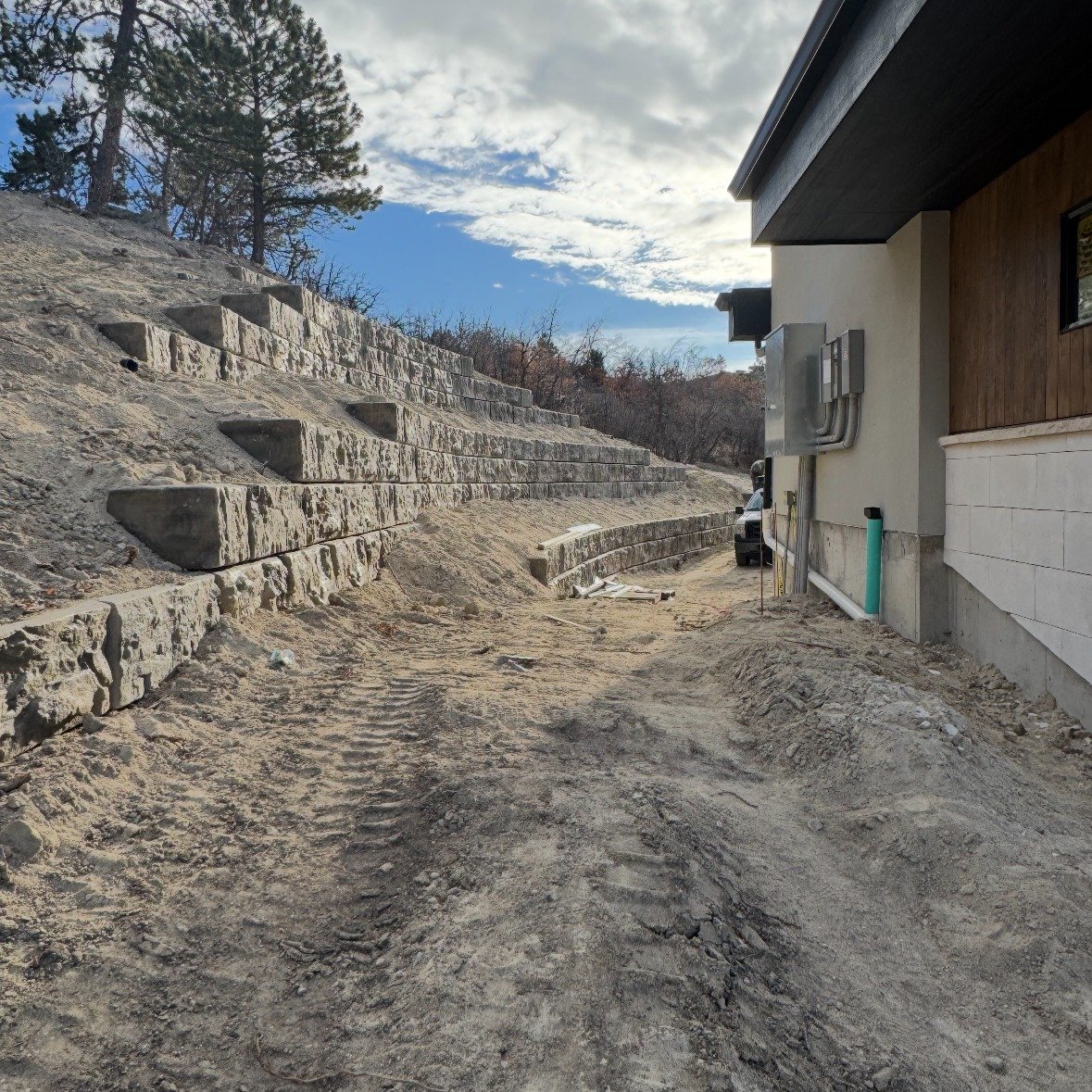 We tackled this steep slope with custom retaining walls and expert grading to ensure proper drainage and long-term stability. Structural landscaping that blends strength with smart design.

#RetainingWall #StructuralLandscaping #GradingWork #SlopeSta