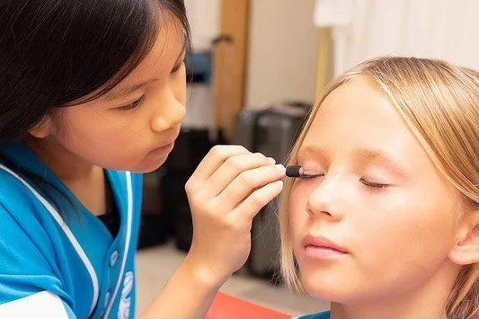 ✨ Kids Job Experience #003: Hair & Make Edition ✨
On September 7, twelve kids explored the world of beauty at Sayumi Bridal in Waikiki! Surrounded by wedding gowns, they practiced hairstyling (kururinpa) and makeup (eyeshadow & lipstick) wit