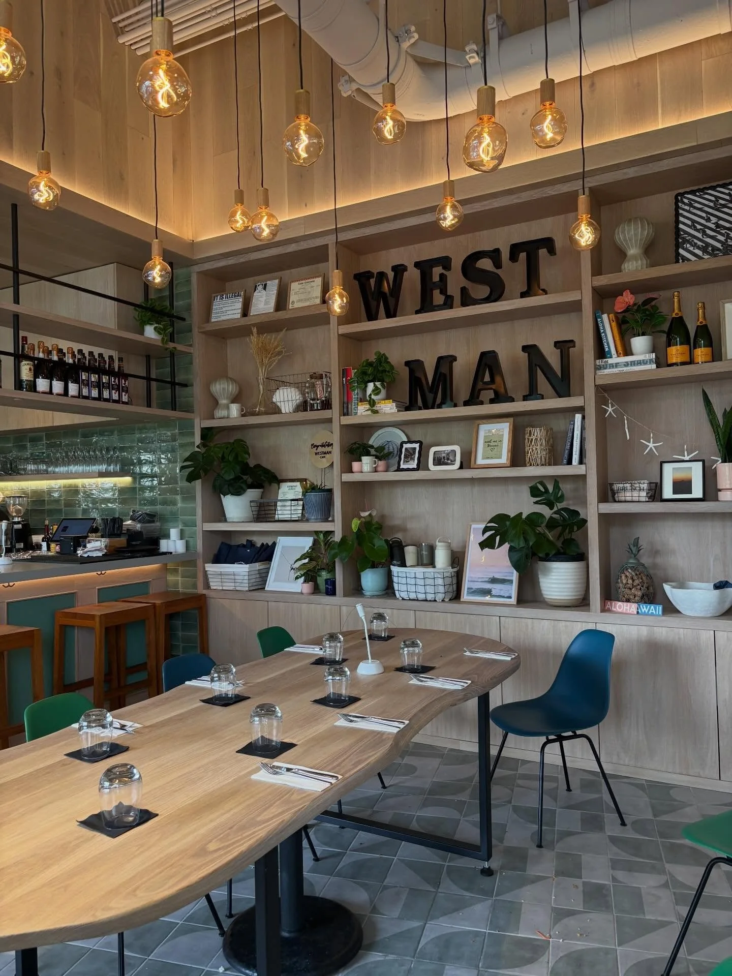 🌿 NEW SPOT IN KAKAʻAKO 🌿
Westman Caf&eacute; &amp; Victoria Ward Park

We visited a new caf&eacute; created by
Westman Group Corporation &mdash; the team behind
Kaimuki Shokudo, BŪHO, and Poke Stand by Shokudo.

Located at the former Marukai site i