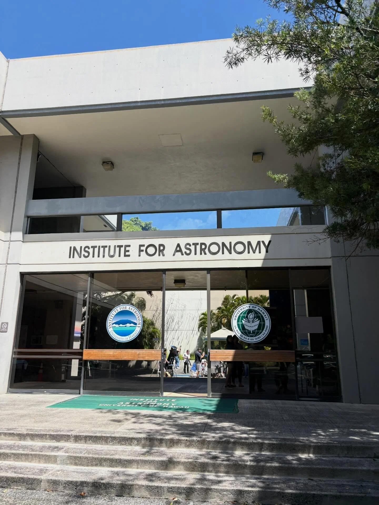 🌌 We visited the IfA Open House! 🚀
at UH Institute for Astronomy 
@uh_ifa 

On Sunday, April 25, we spent the day exploring space, science, and hands-on learning with our keiki ✨

🚀 Bottle Rockets
❄️ Liquid nitrogen ice cream tasting
✂️ Hands-on c
