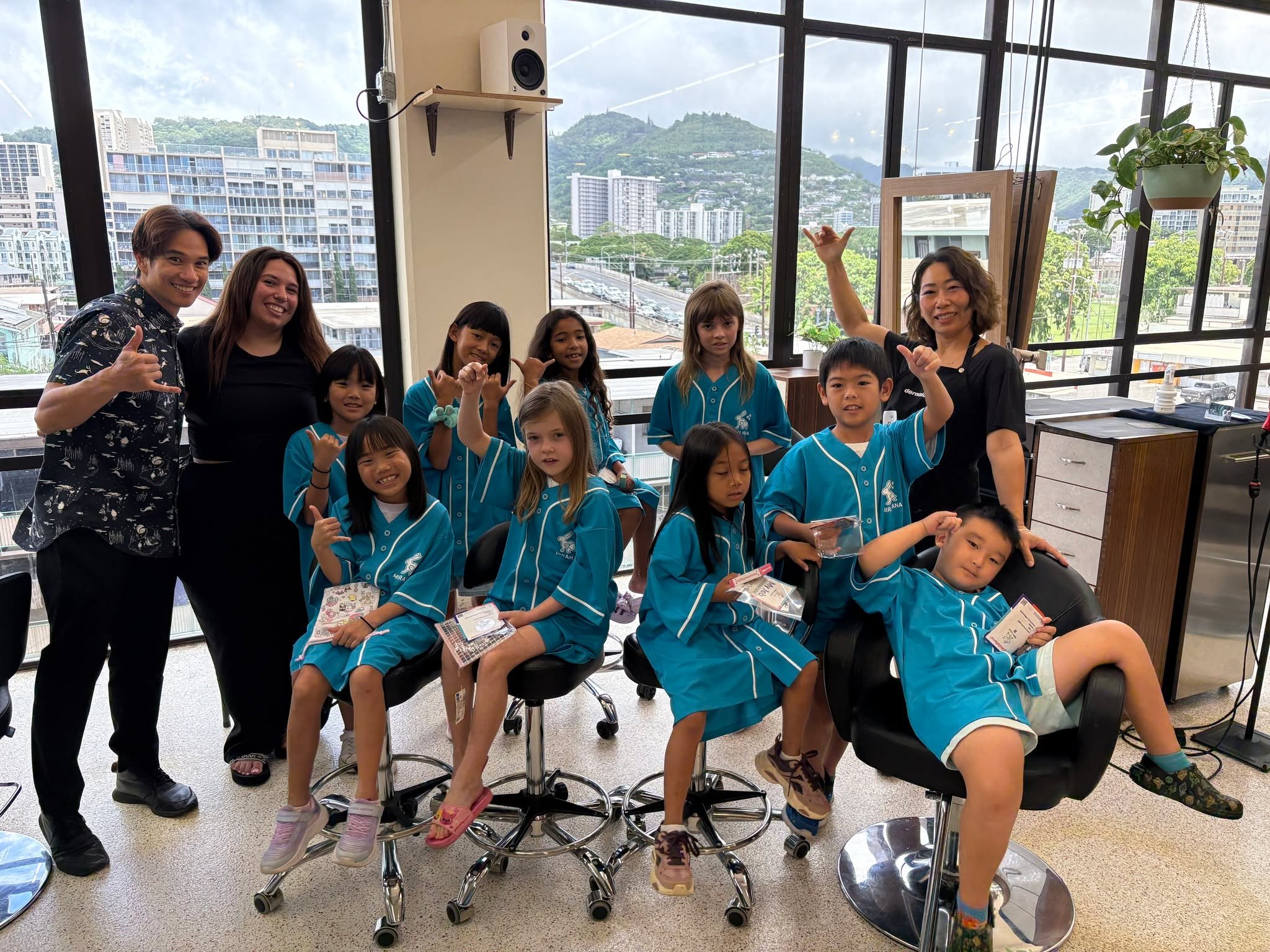 ✂️✨ Hairstylist Edition &ndash; Workshop Report ✨✂️

Every Piece Salon &times; MIRAI HANA

For MIRAI HANA&rsquo;s 25th Kids Job Experience Workshop, ten children stepped into the world of professional hairstyling at Every Piece Salon.

The workshop w