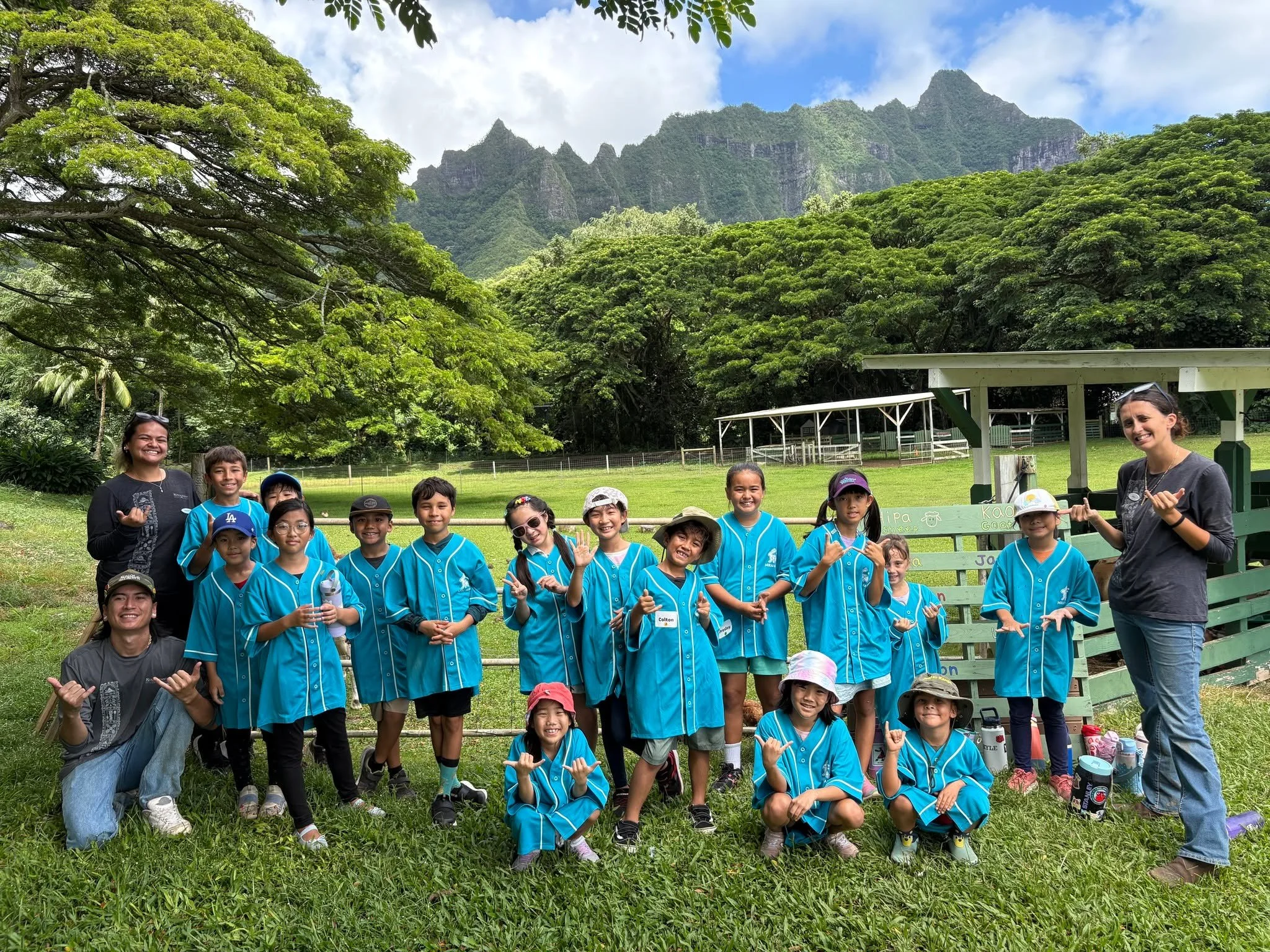 🐴🌿 Ranch &amp; Animal Care Edition &ndash; Workshop Report 🌿🐴
Kualoa Ranch Education Center &times; MIRAI HANA
@kualoa.ikekaiaulu

For MIRAI HANA&rsquo;s 28th Kids Job Experience Workshop, 16 children spent a beautiful morning at Kualoa Ranch Edu