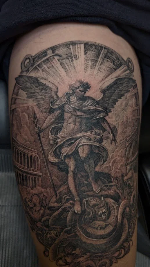 Tatouage en noir et gris d'un ange guerrier 